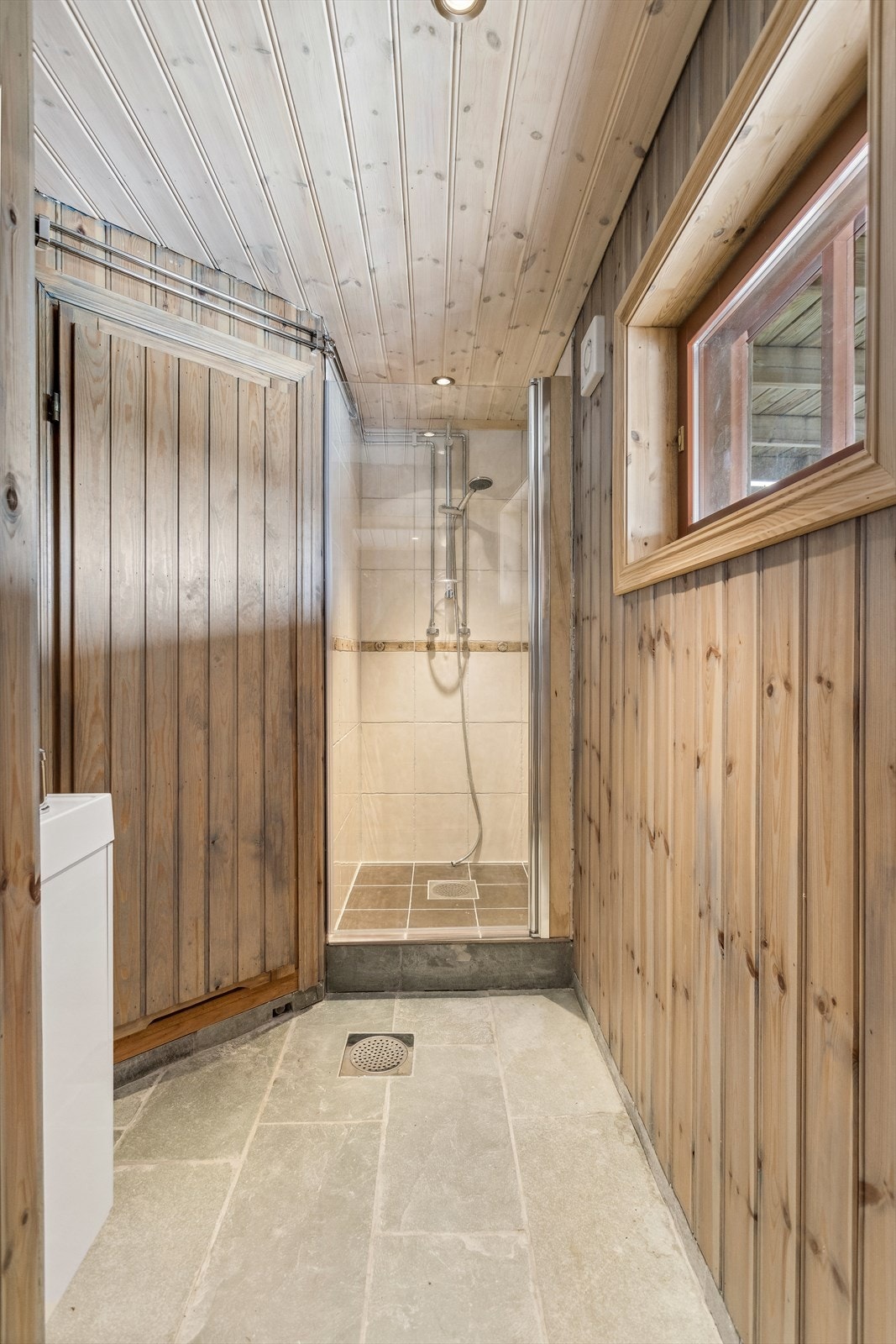 Fritidsboligen har to bad, ett på hvert plan. Galleribilde