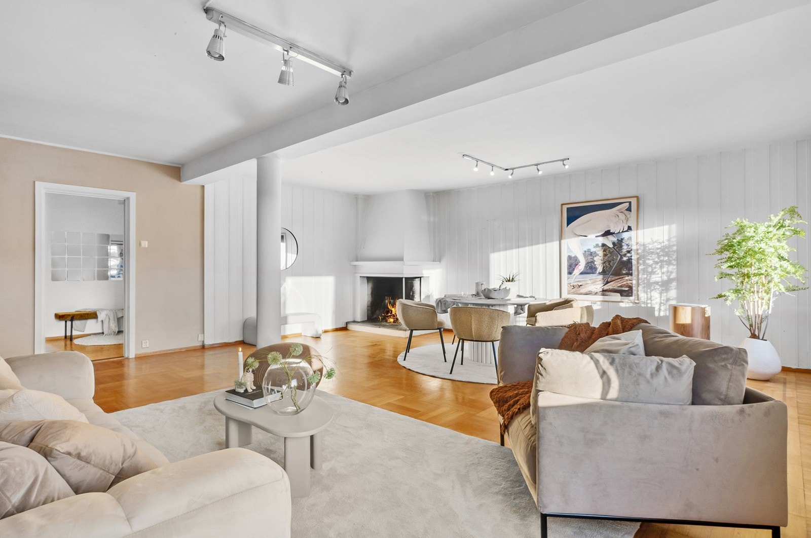 Her er det god plass til både sofagruppe, spisestue og annen møblering. Galleribilde