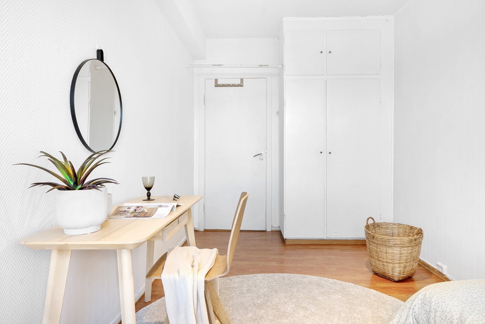 Soverom 2 har innebygd garderobe i tillegg til plass for kontor- eller leksepult, kommode, garderobeskap el.l. Galleribilde