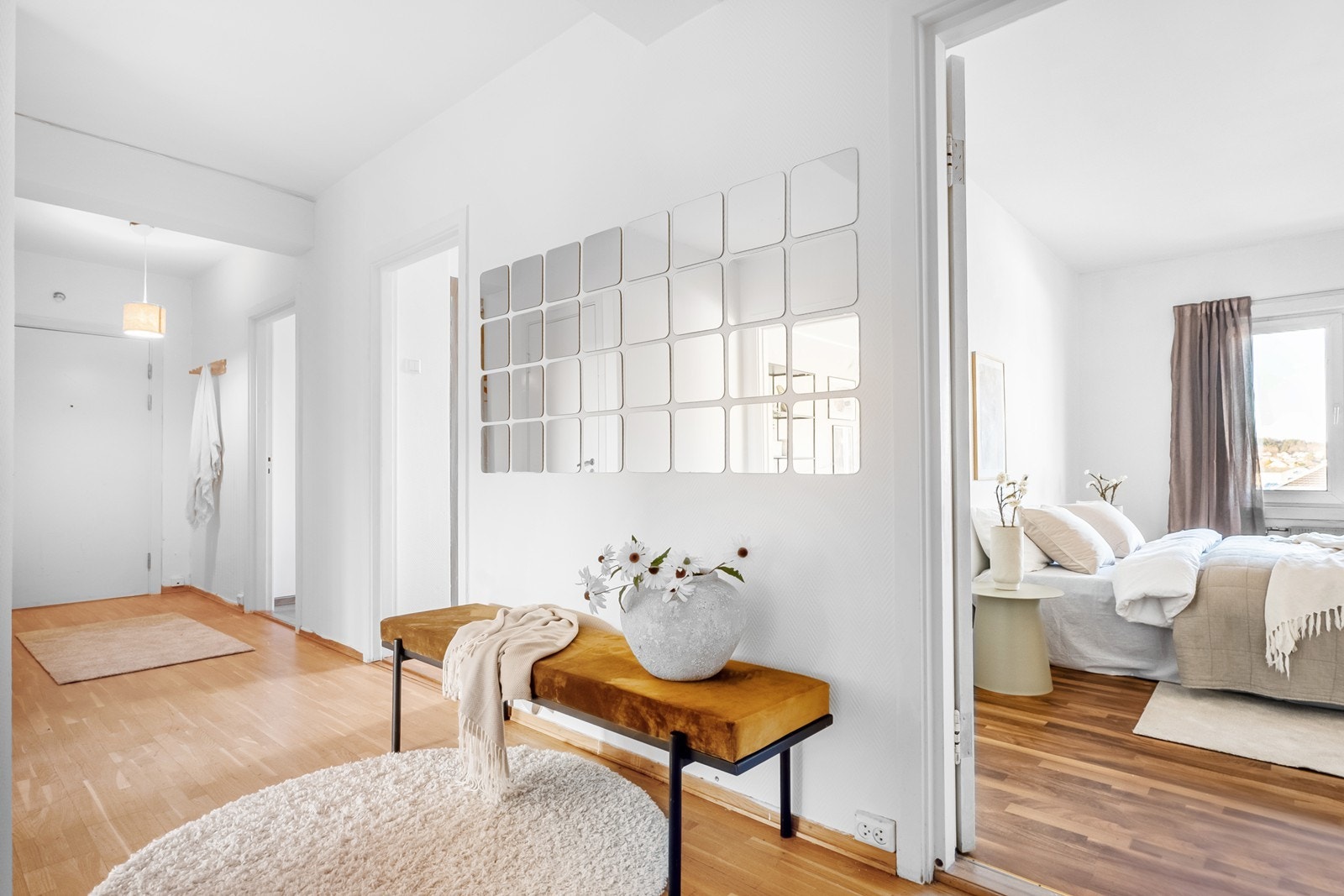 Boligen har en romslig entré/gang og herfra er det praktisk tilgang til alle rom. Galleribilde