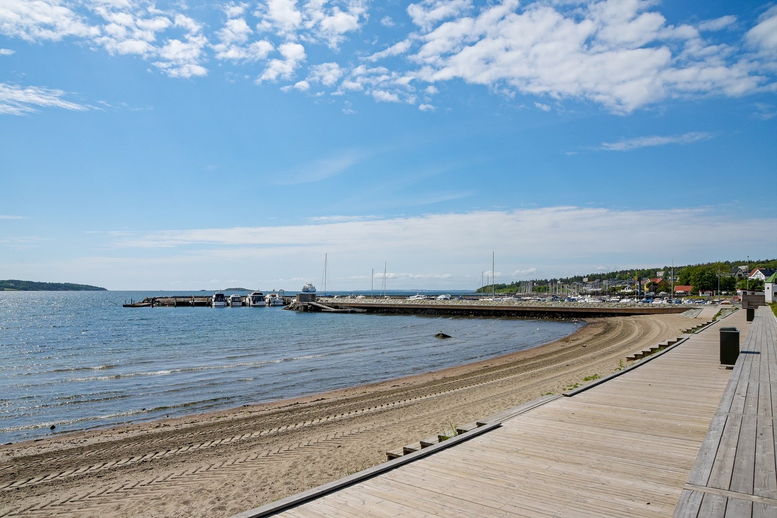 Populære Sjøbadet ligger ca. 5 min gåtur unna med en stor, sydvendt sandstrand og en flott trepromenade. Galleribilde