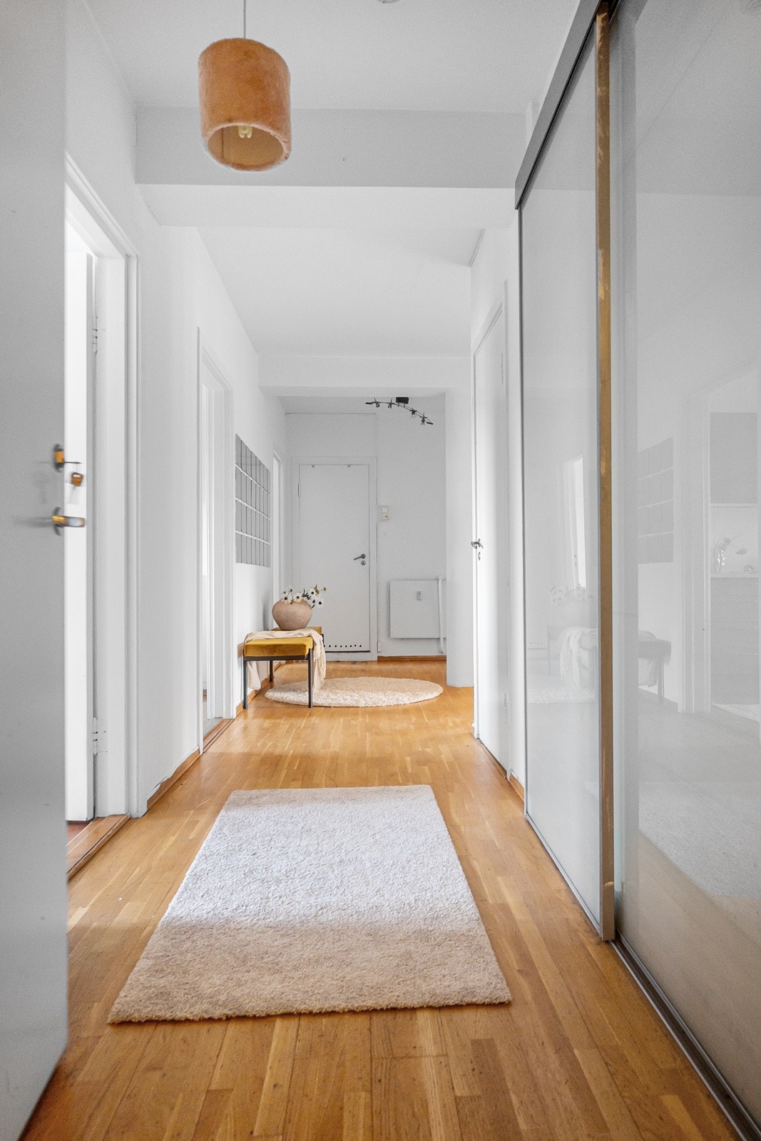 I entreen er det skyvedørsgarderobe og knaggrekke for oppheng, med eikeparkett på gulv. Galleribilde