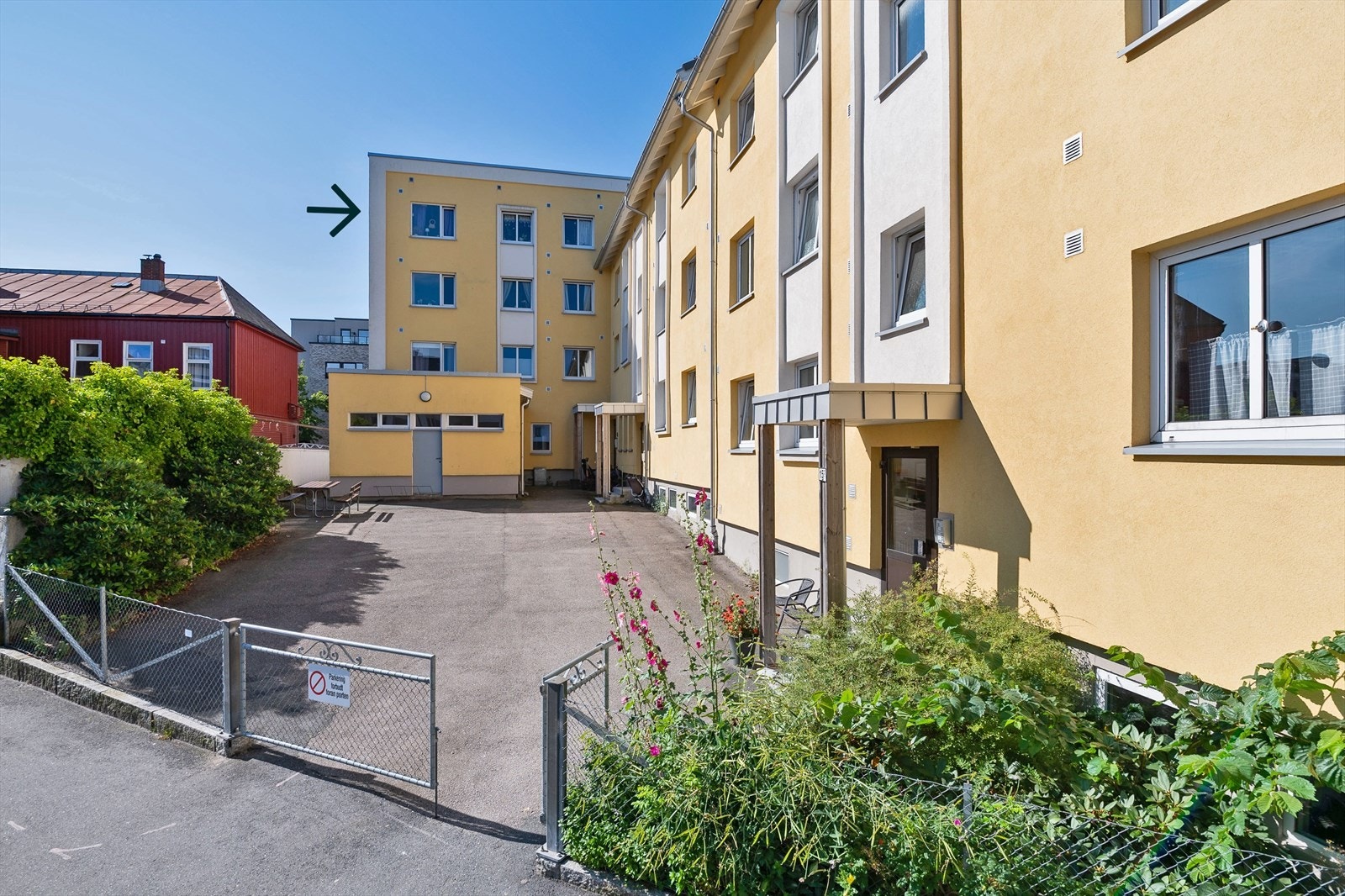 Adkomst til leiligheten via felles inngangsparti i inngjerdet bakgård med rhododendronbed, busker og div. annen beplantning. Det er egen sykkelbod i kjeller. Galleribilde