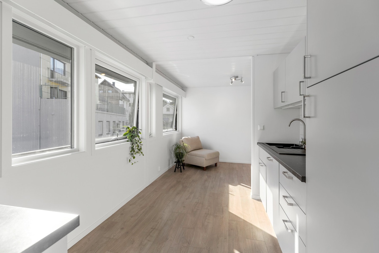 Leiligheten har egen hybeldel på 23 kvm med egen inngang. Hybelen ble delvis oppusset i 2017 og har åpen stue-/kjøkkenløsning med laminat på gulv og lysmalte veggoverflater. Galleribilde