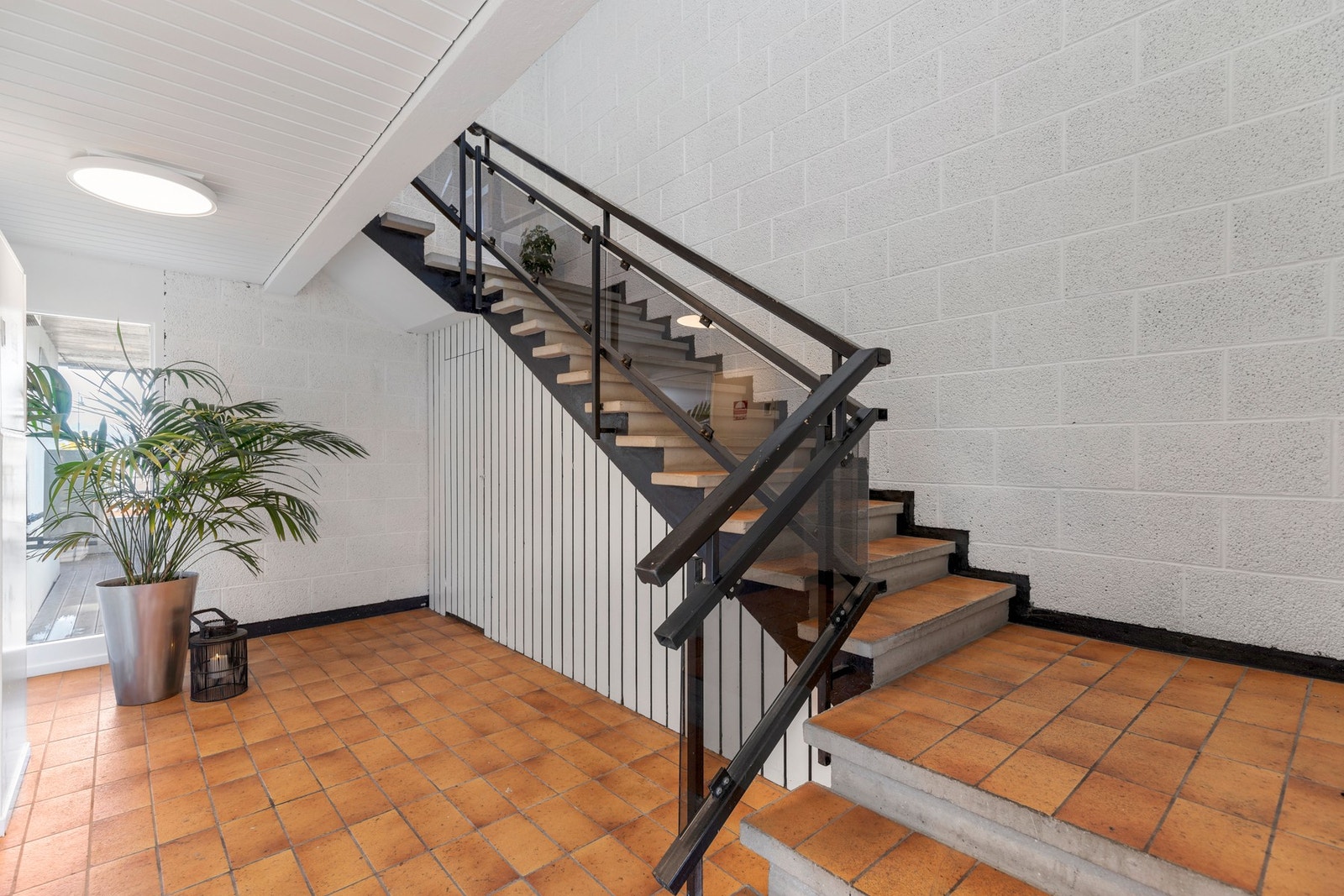 Boligen har eget inngangsparti i 1.etasje med flislagt gulvoverflate og tilkomst til praktisk, innvendig bod. Her er det god plass til å sette fra seg sykler eller barnevogn. Muligheter for å sette inn heis. Galleribilde