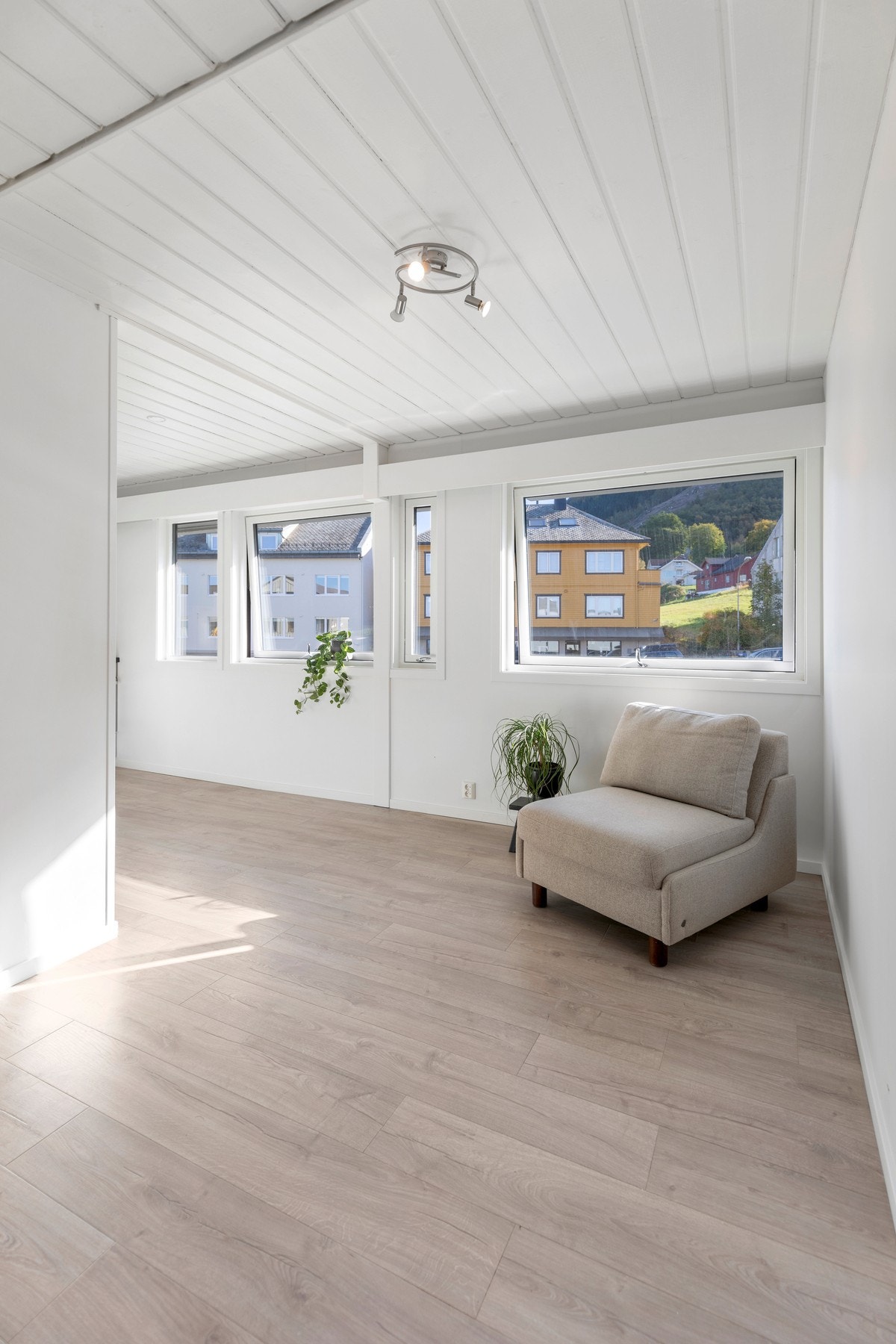 Hybelen har av nåværende eier vært utleid for kr. 6000,- per måned. Galleribilde