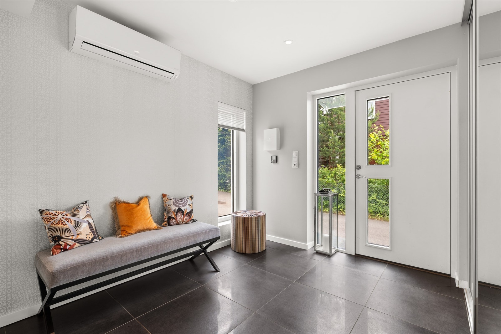 Entré/hall med gulvfliser med gulvvarme. God plass til yttertøy i skyvedørsgarerobe og varmepumpe i rommet Galleribilde