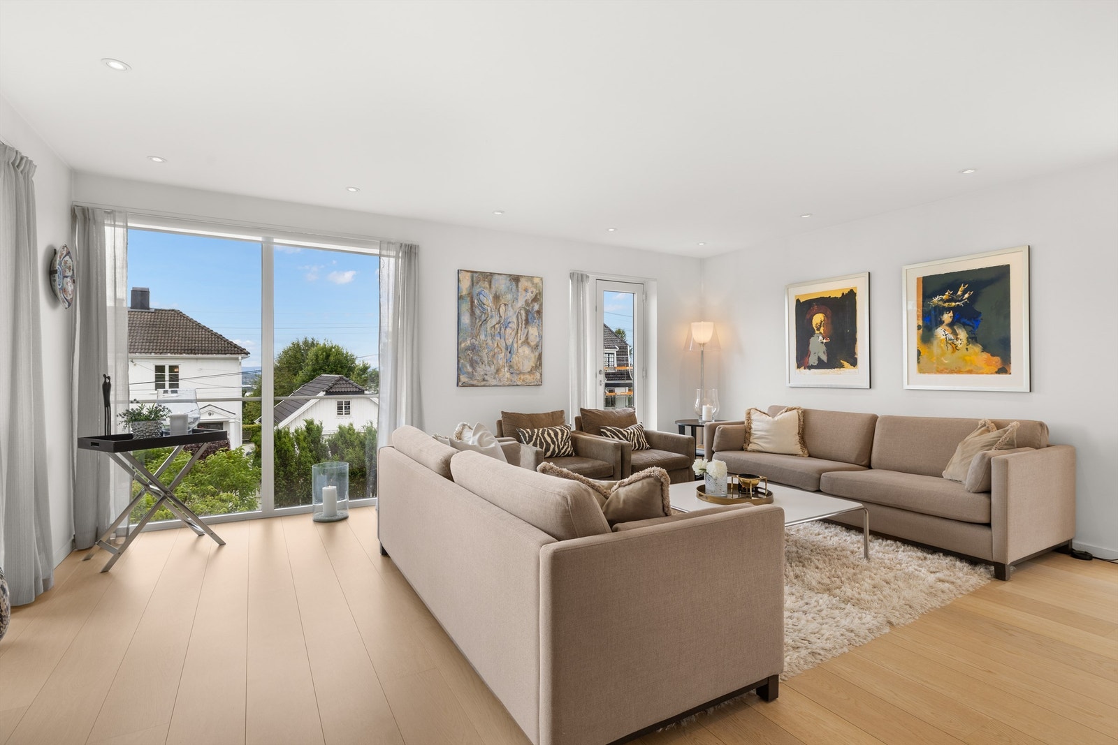 Stuen har også fransk balkong Galleribilde