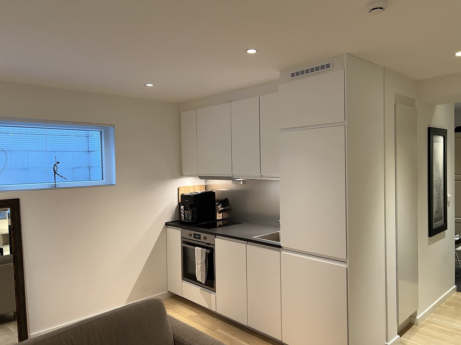 Selgers private bilde av hybelen - Kjøkkeninnredning som ble montert nytt i 2024. Integrert induksjonstopp, stekeovn, oppvaskmaskin og kjøleskap med fryserdel Galleribilde