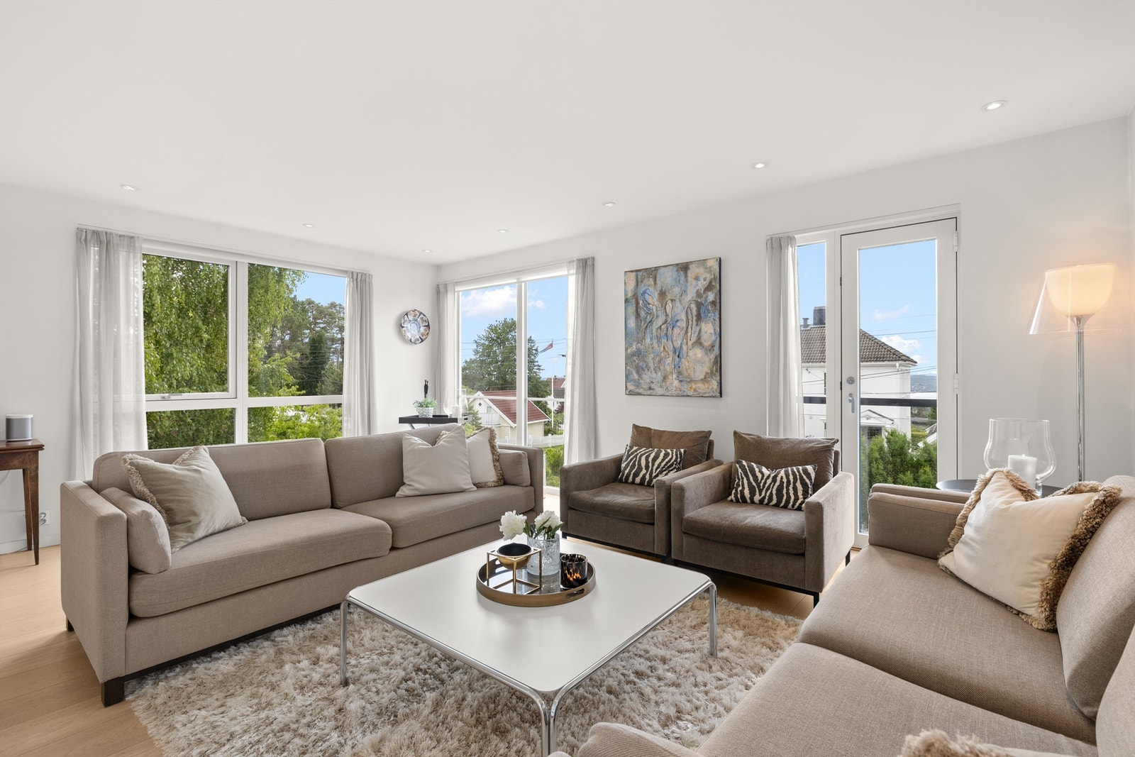 Lys stue med store vindusflater mot syd og vest Galleribilde