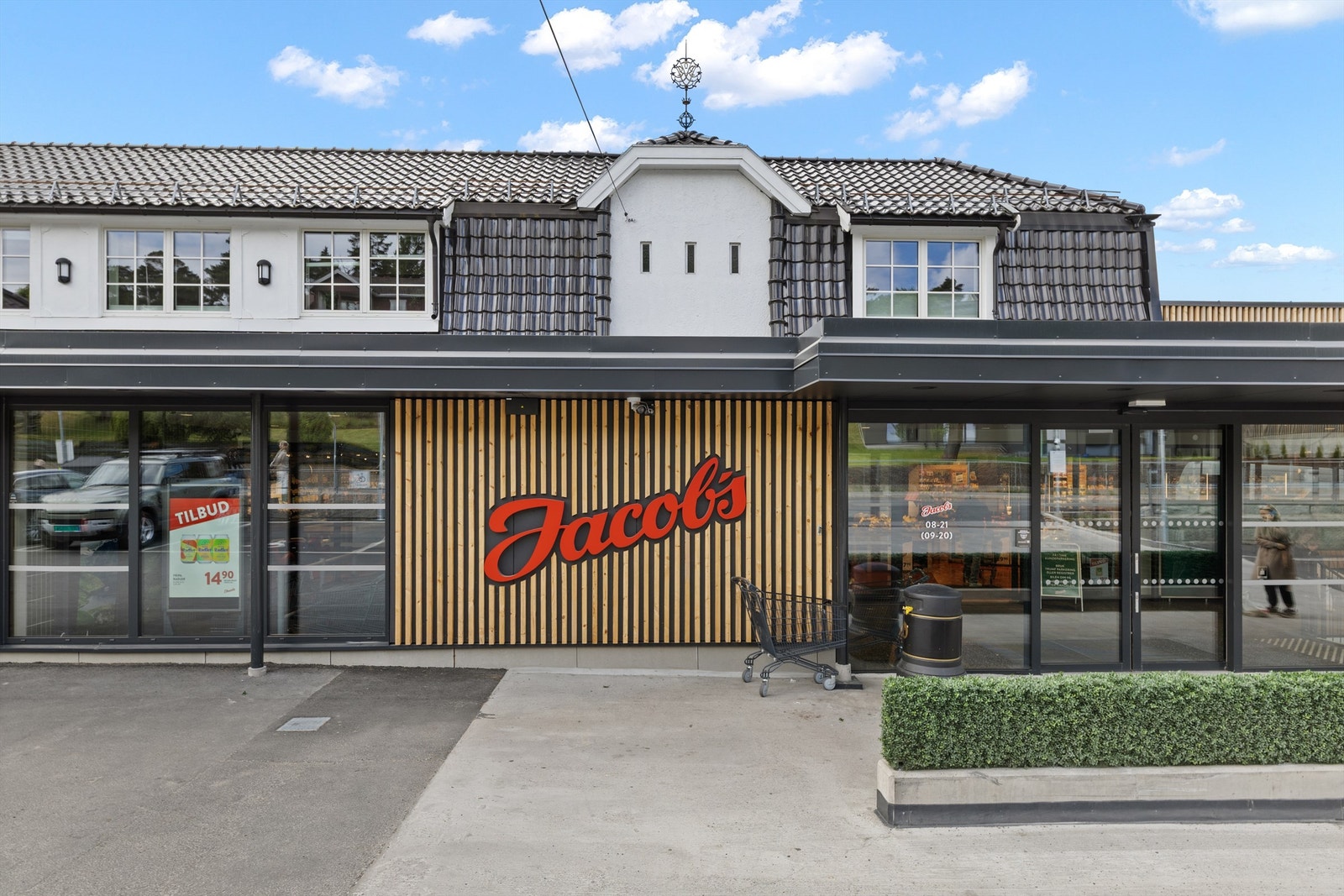 Fra eiendommen er det få minutter å gå til Holtet, områdets lokale handelssenter med bl.a. den populære delikatessebutikken Jacob´s, Åpent Bakeri/Lofthus Pizza og helsesenteret/treningssenteret Best Helse Galleribilde