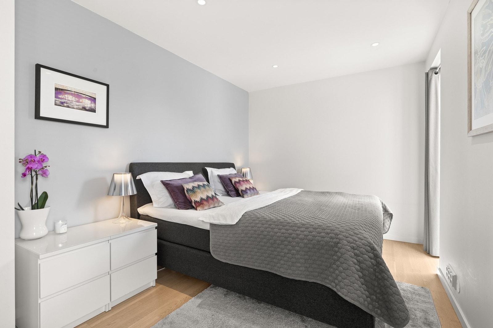 Soverom 1 med skyvedørsgarderobe Galleribilde