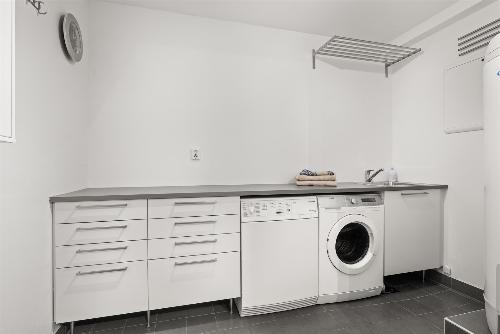 Stort og praktisk vaskerom med gulvvarme Galleribilde