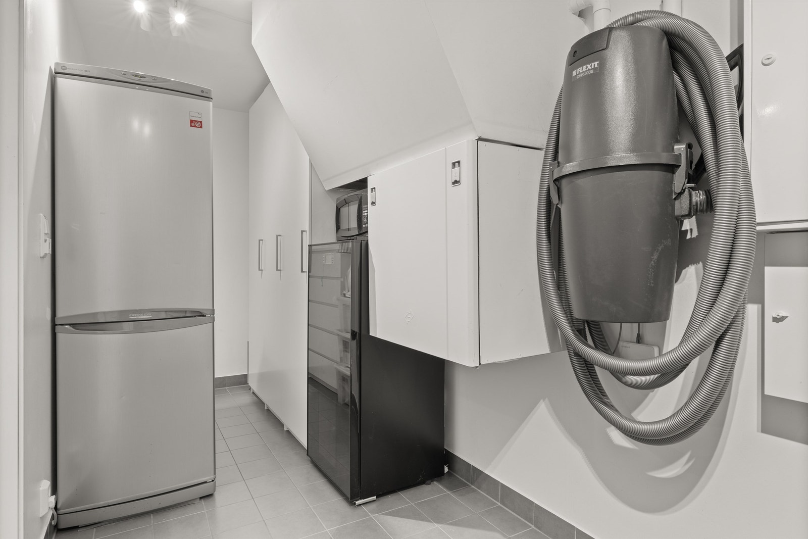 God plass på vaskerommet til oppbevaring og tekniske installasjoner som anlegget for den balansert ventilasjonen og motoren til sentralstøvsugeren Galleribilde