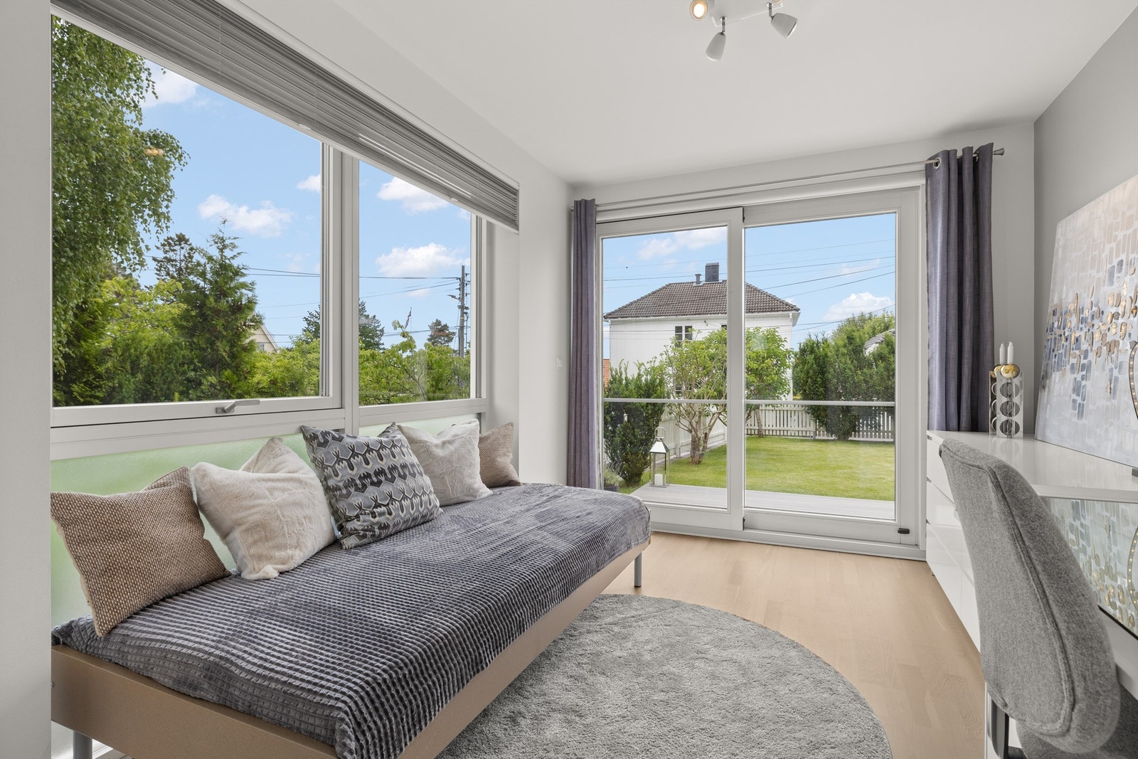 Soverom 2 med skyvedørsgarderobe og utgang til vestvendt terrasse og hage Galleribilde