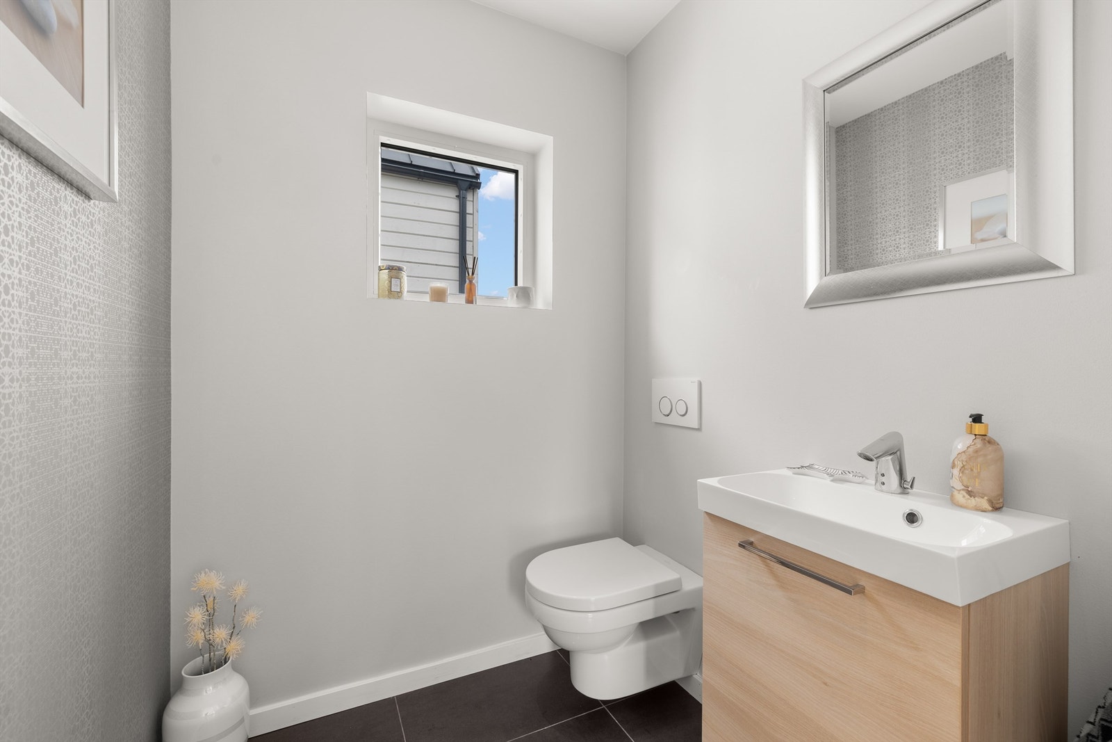 Praktisk toalettrom i etasjen Galleribilde