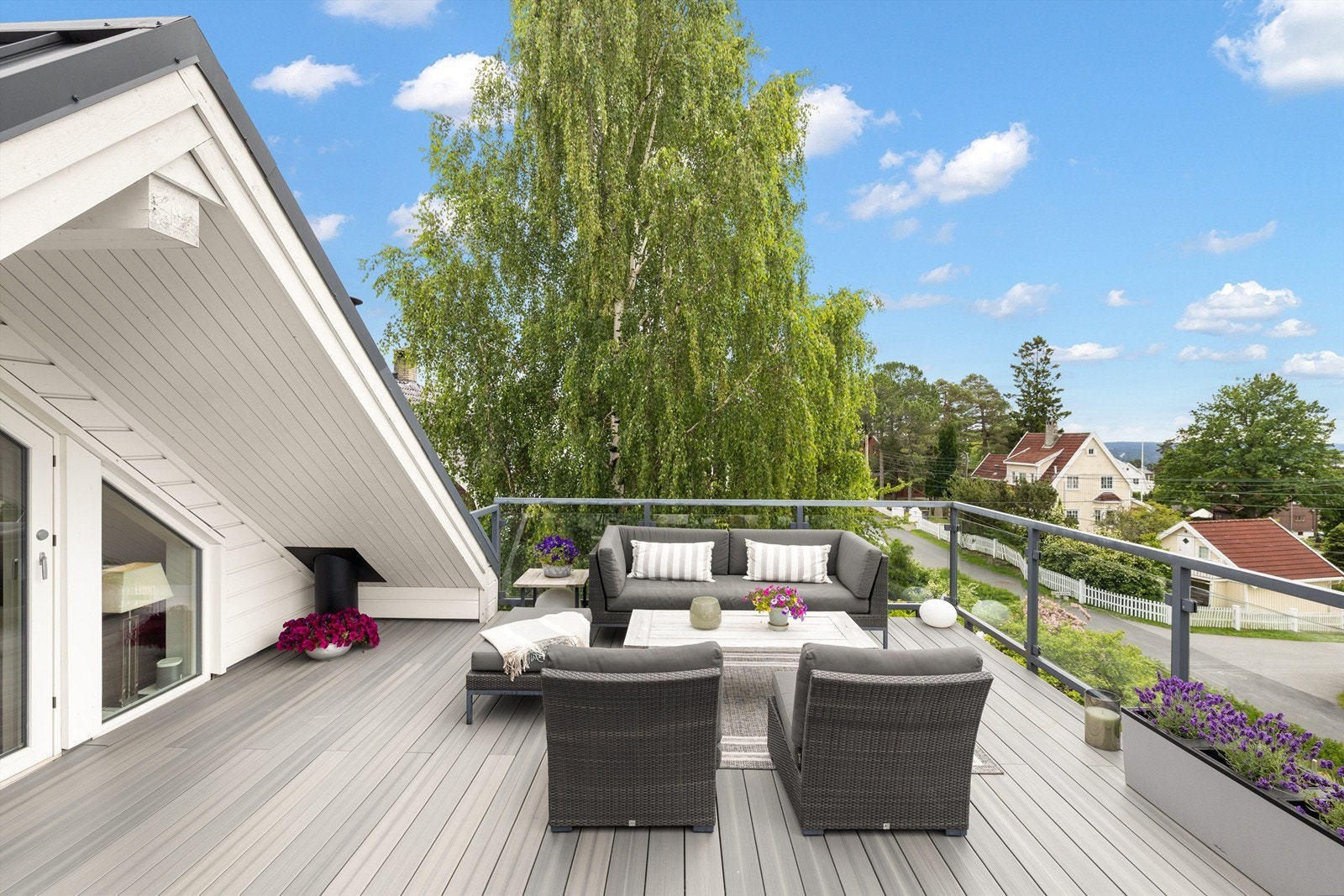 Terrassen er på 31 kvm og er belagt med vedlikeholdsfrie Fiberon kompositt terrassebord Galleribilde