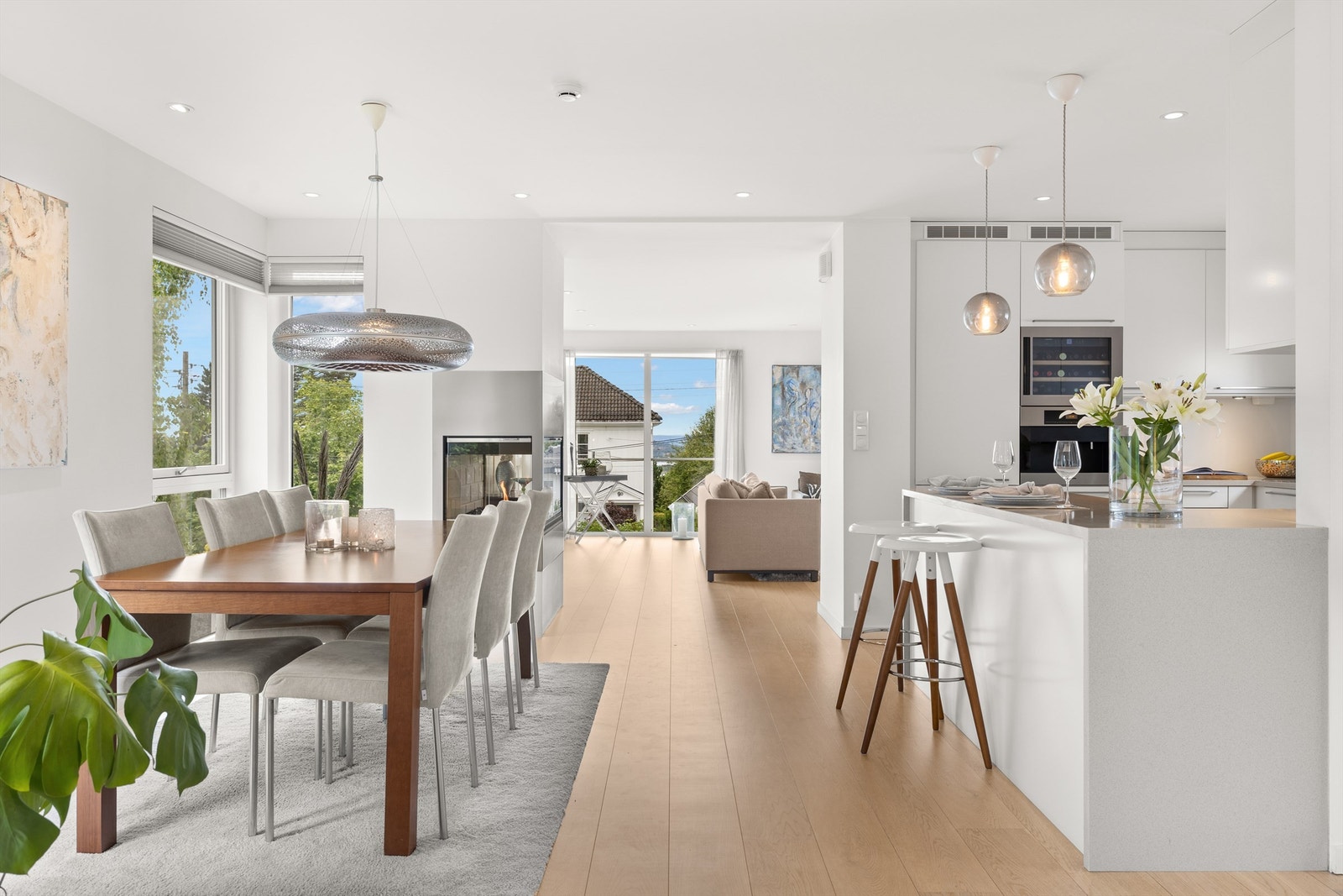 En stor og innholdsrik bolig med en meget god og gjennomtenkt planløsning som åpner for flere bruksmuligheter, bl.a. med hybel i kjelleretasjen. En lys og meget pen bolig i delikate farger og med et helhetlig og gjennomført interiørkonsept Galleribilde