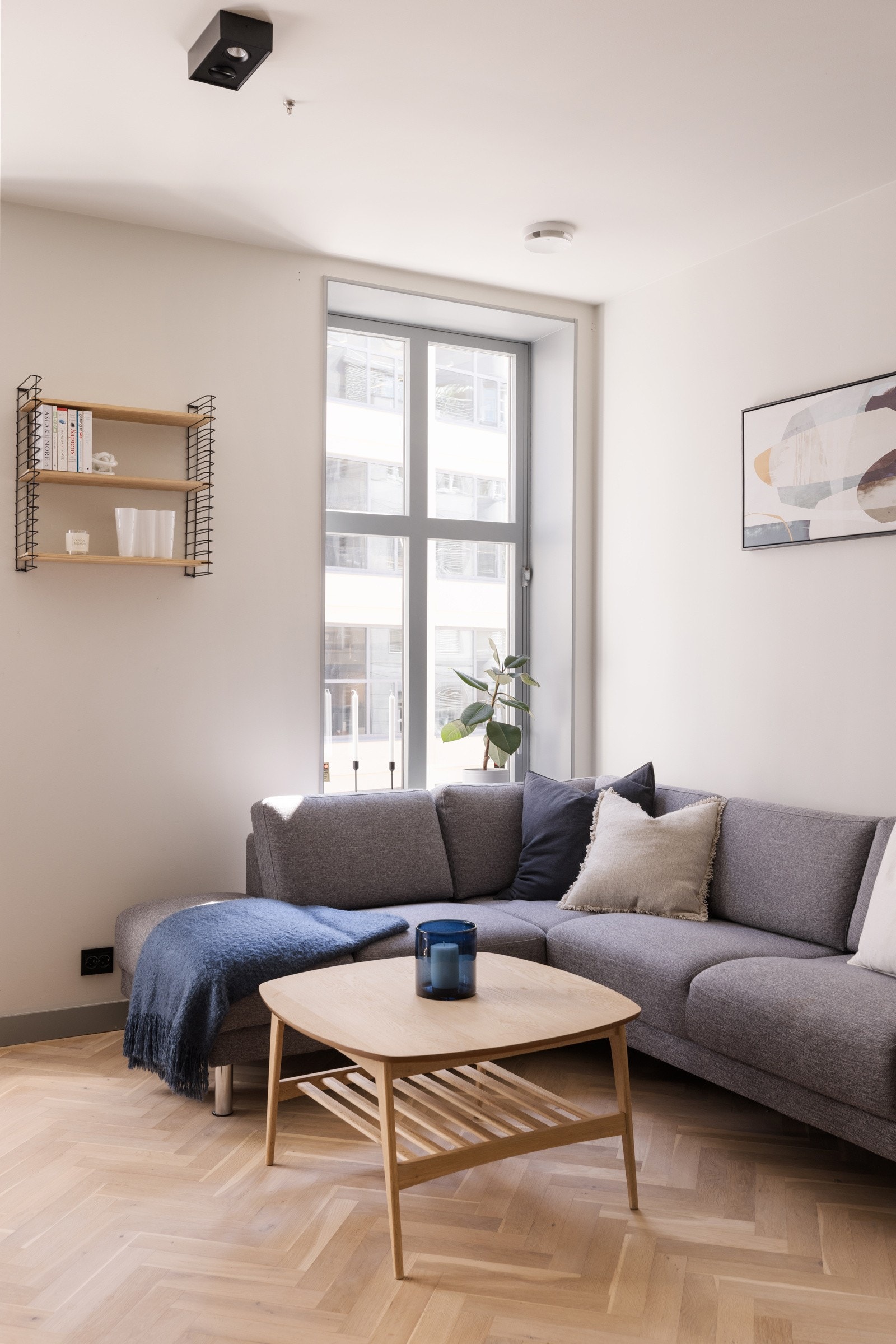 God takhøyde, store vinduer, fiskebeinsparkett og glatte malte vegger. Galleribilde