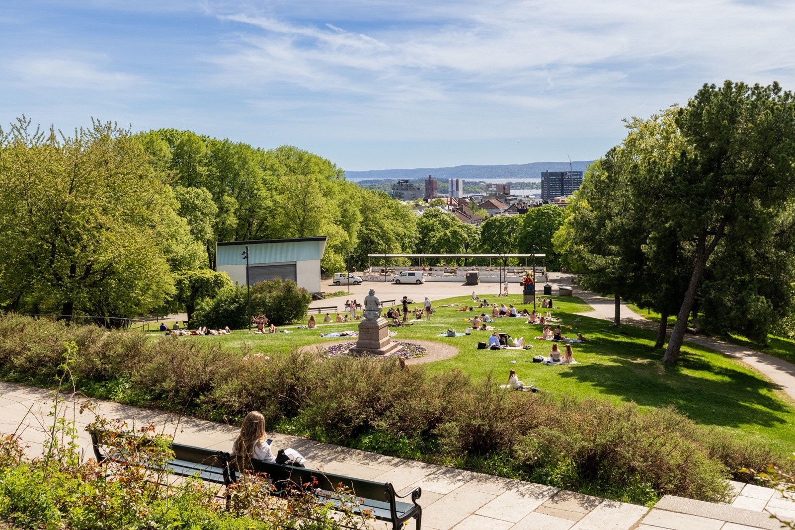 St. Hanshaugen - herlig med benker, sitteplasser og turstier. Galleribilde