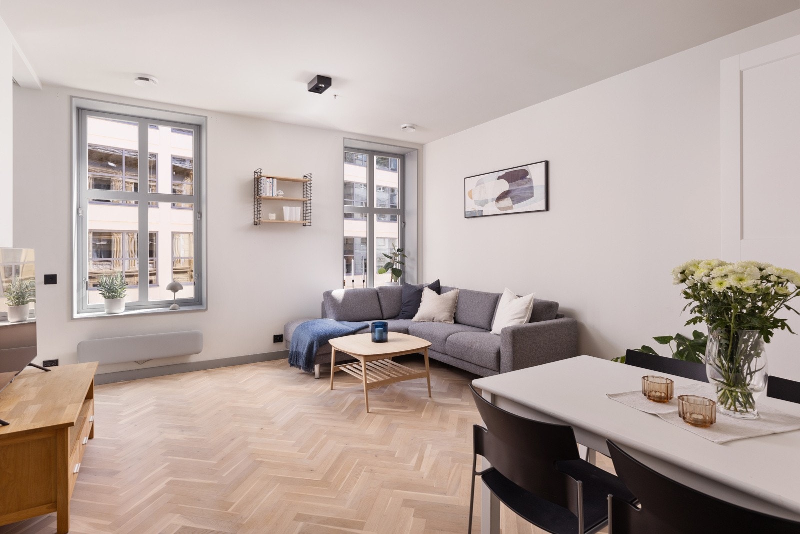 Stor vinduer og godt med lysinnslipp i stuen - et meget innbydende rom. Galleribilde