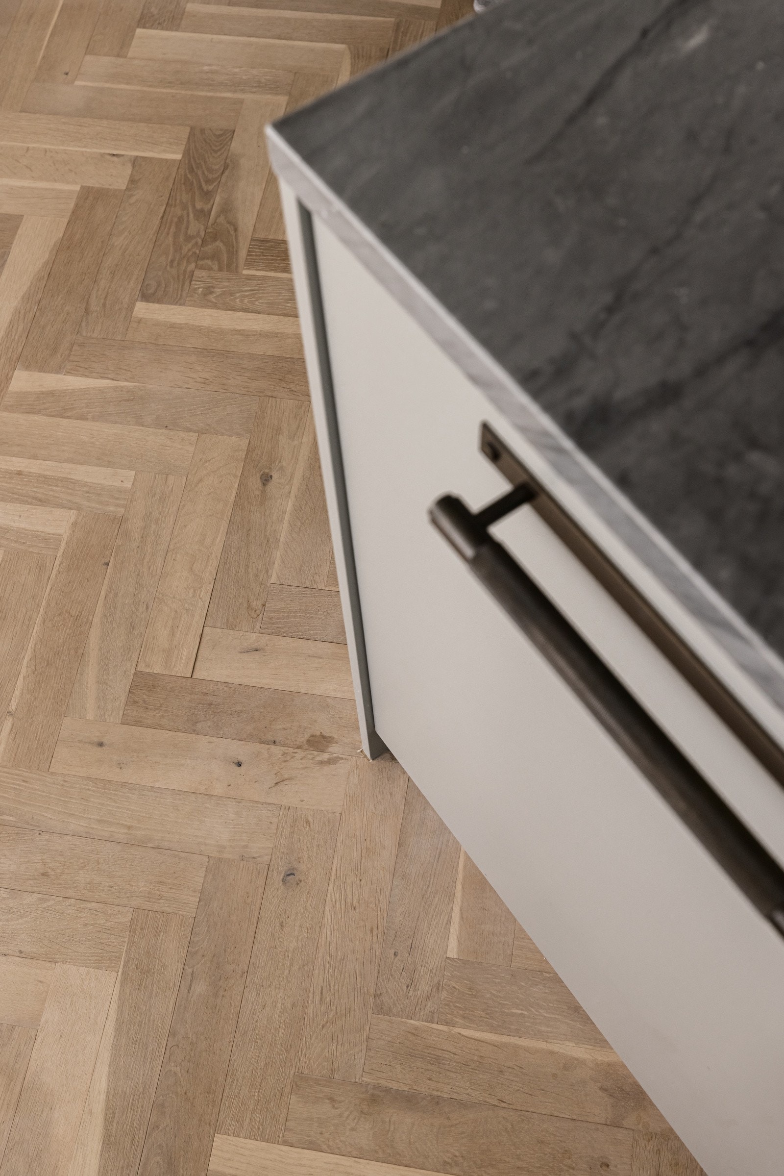 Detalj - lekker hvitpigmentert fiskebeinsparkett i leiligheten. Galleribilde