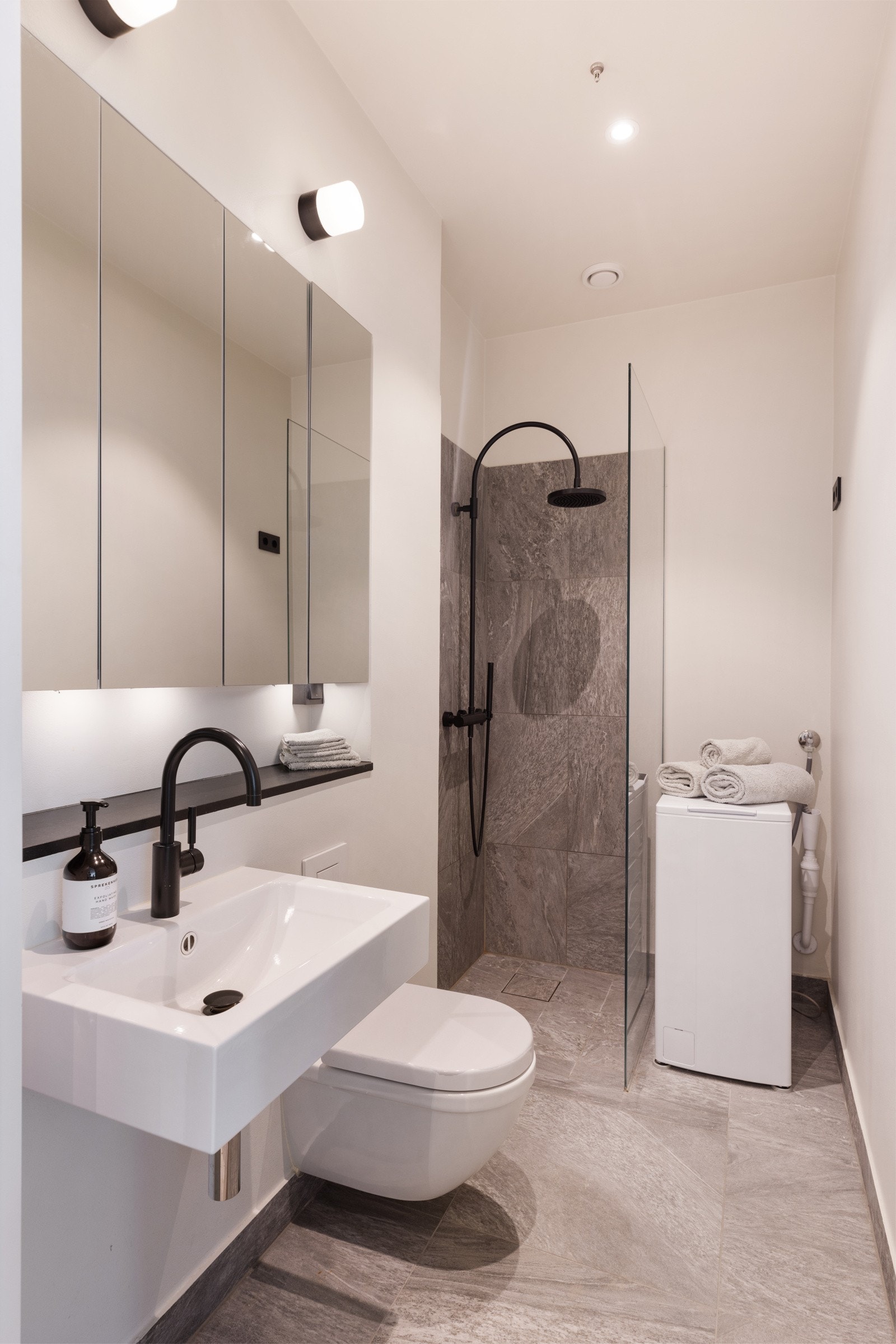 Det er uttak til vaskemaskin på bad. Galleribilde