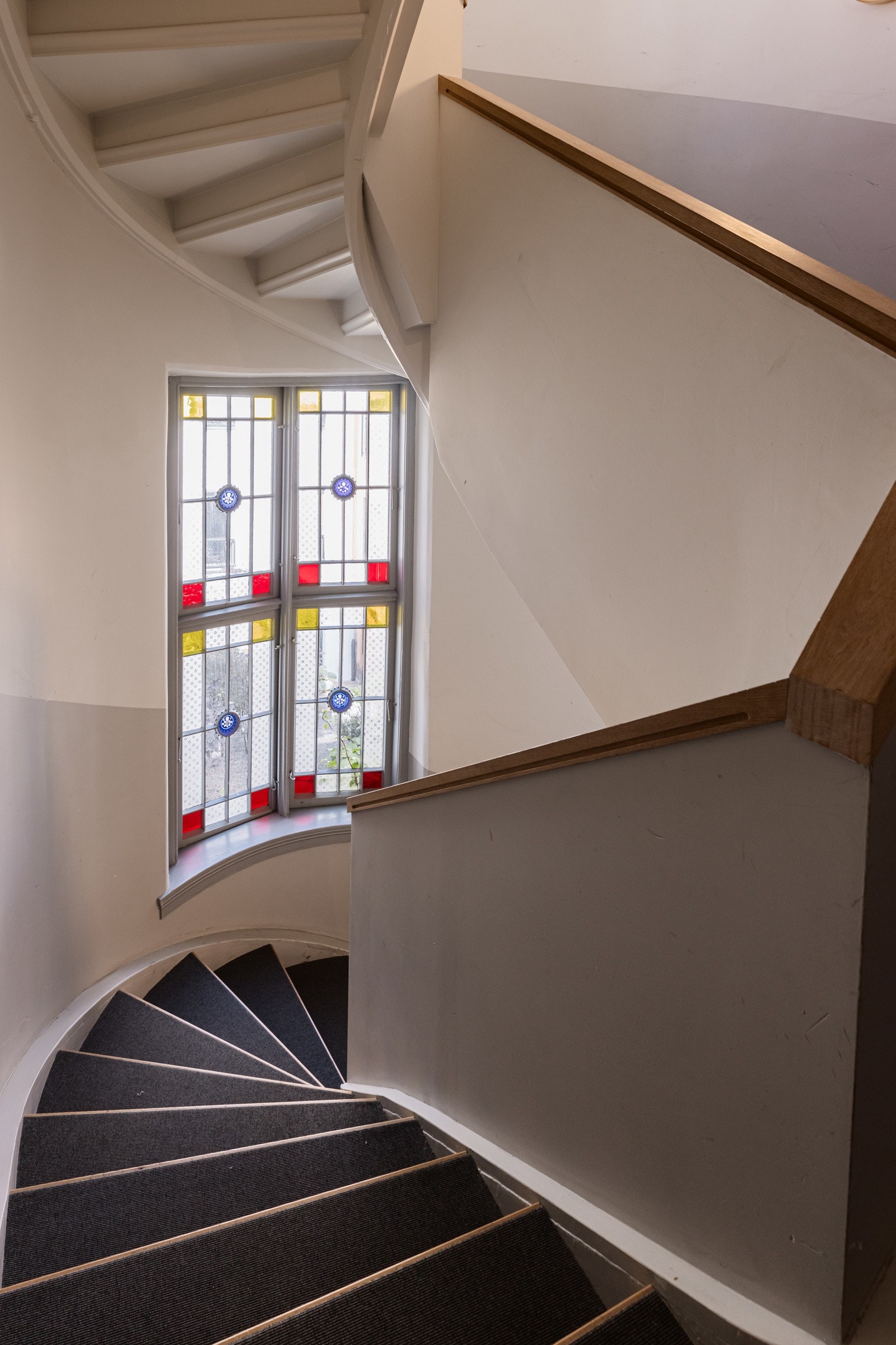 De gamle vinduene fra 1892 er rene smykker i oppgangen! Galleribilde