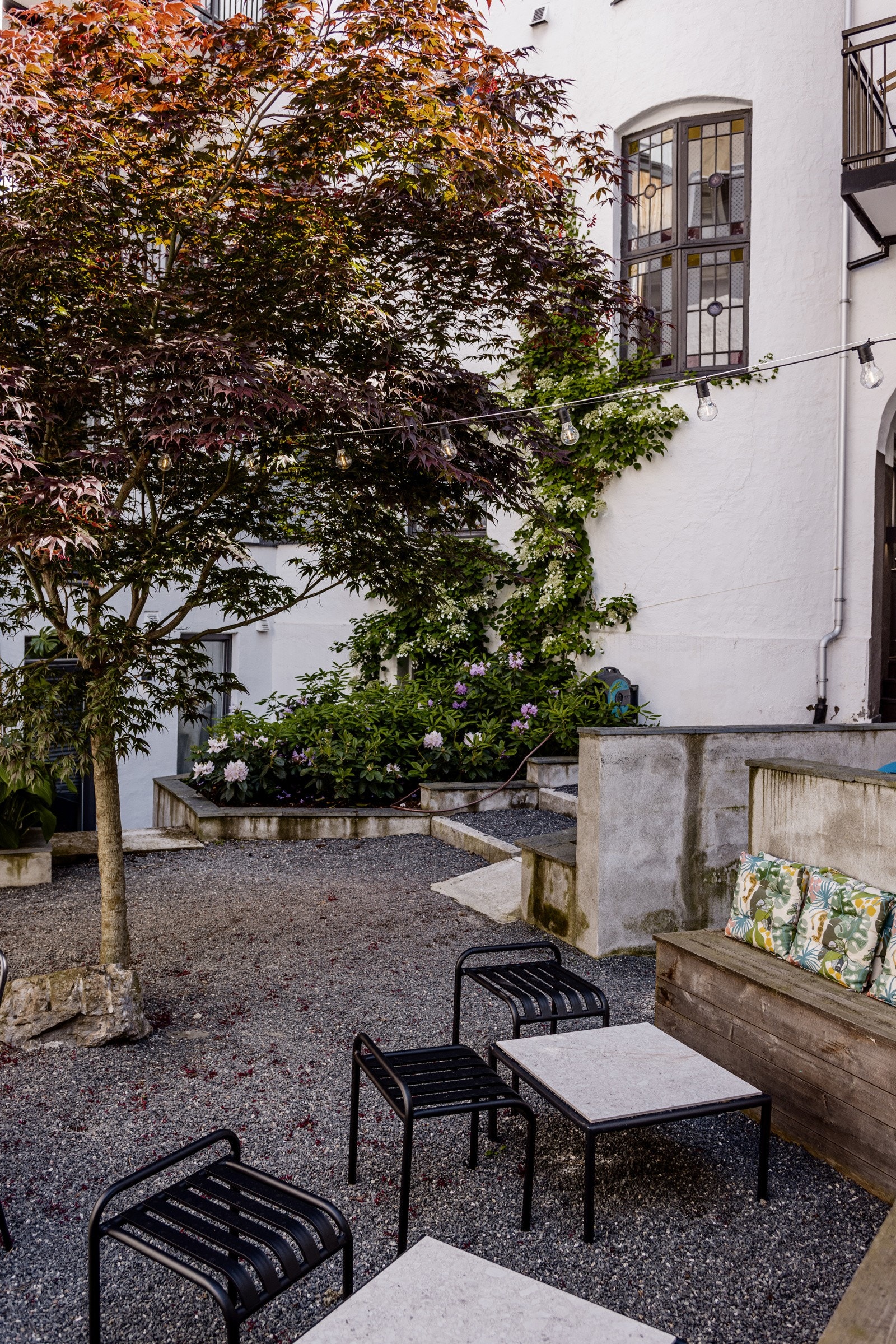 Sittegrupper i felles hageanlegg. Galleribilde