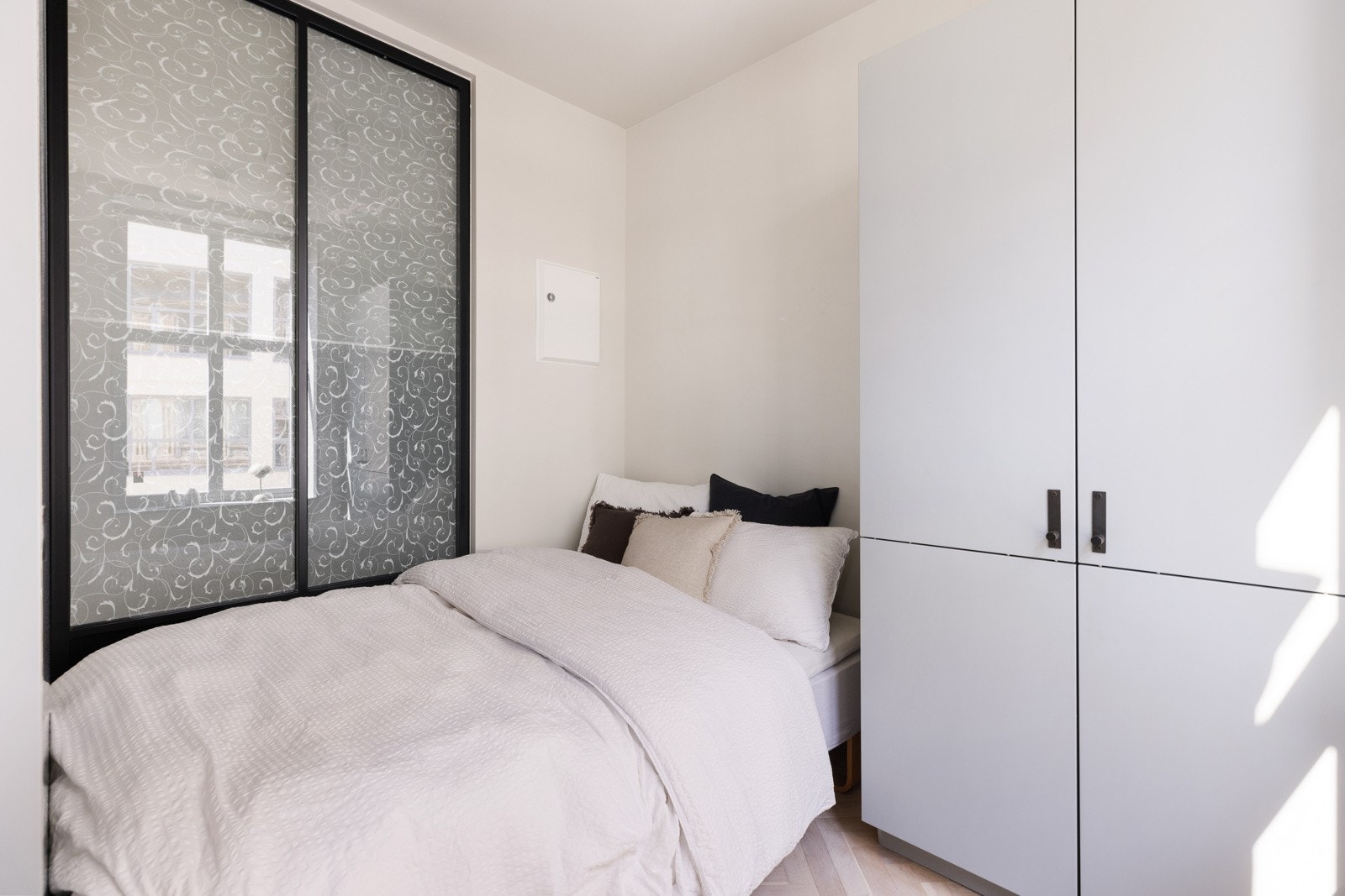 Soverom med garderobeskap. Galleribilde