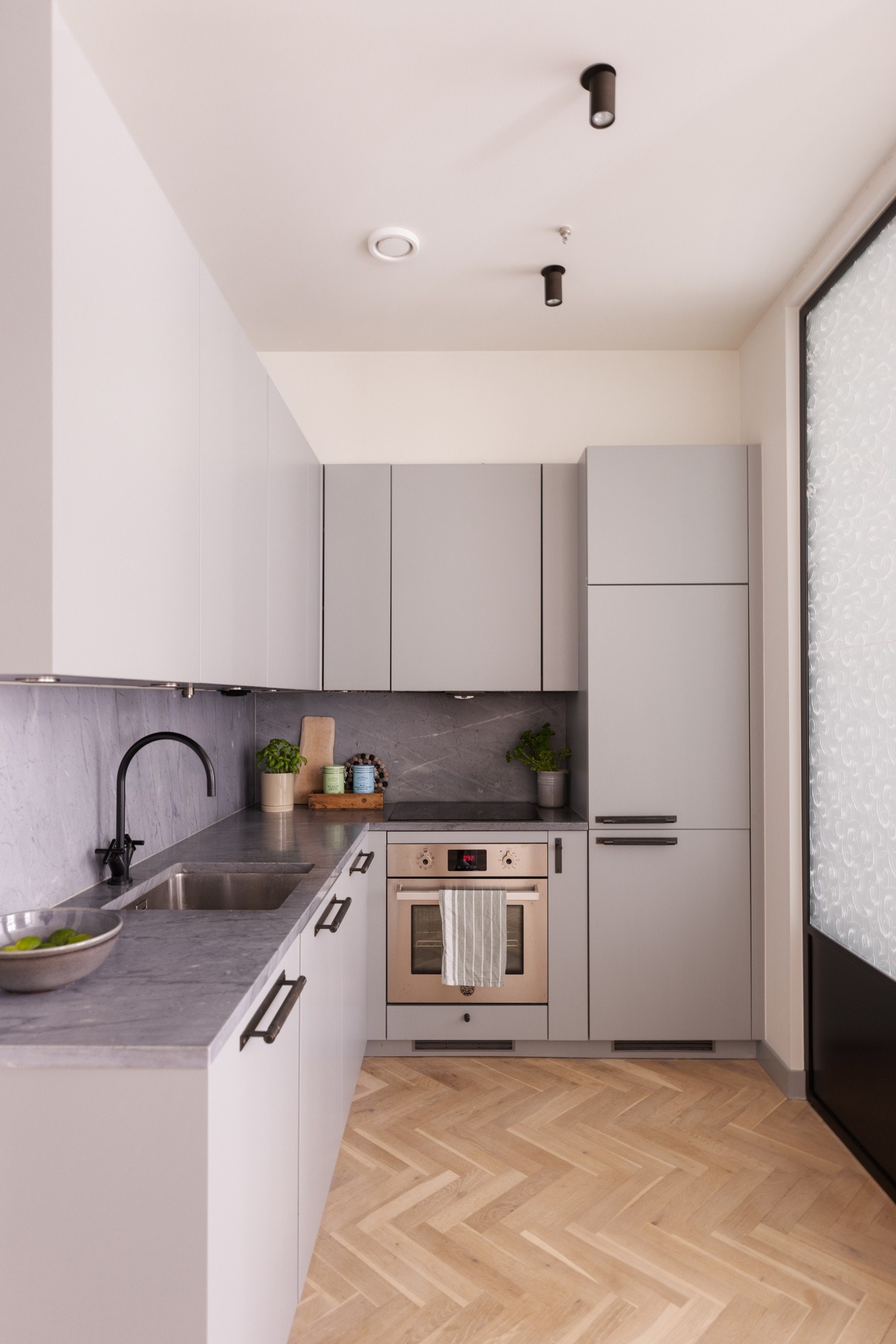 Kjøkkeninnredningen har integrerte hvitevarer. Koketopp fra italienske Bertazzoni. Galleribilde