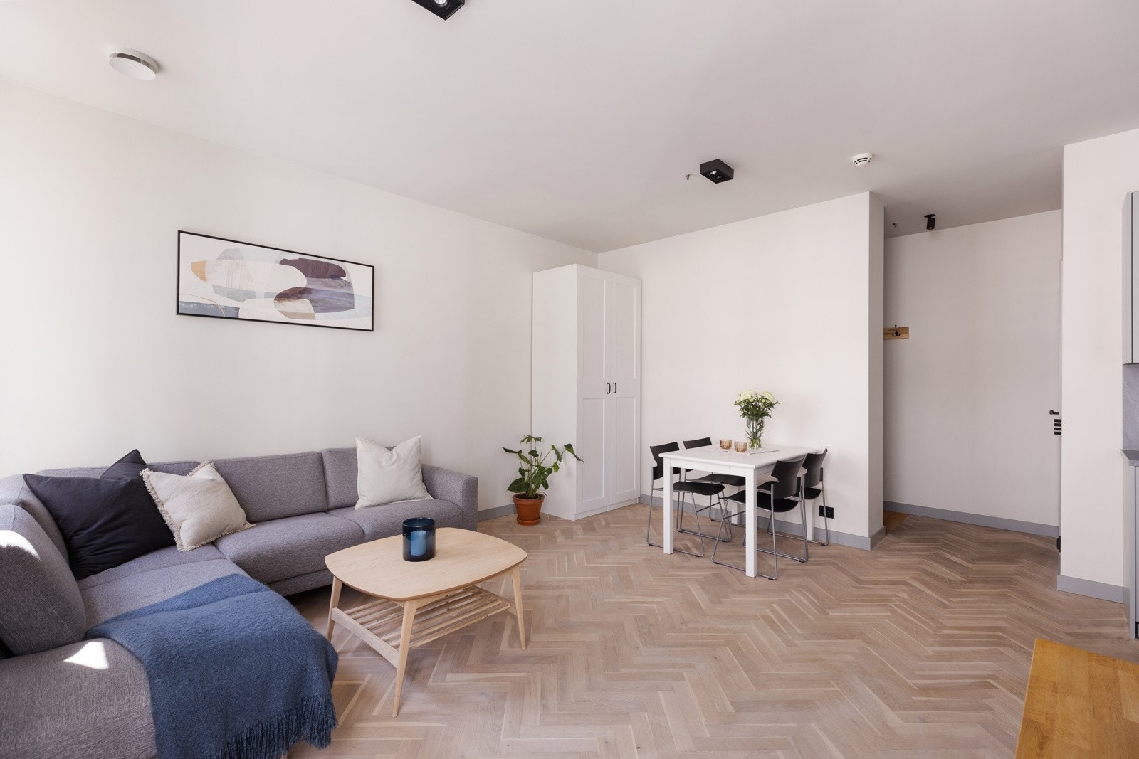 Det er plass til både sofagruppe og spiseplass i stuen. Galleribilde