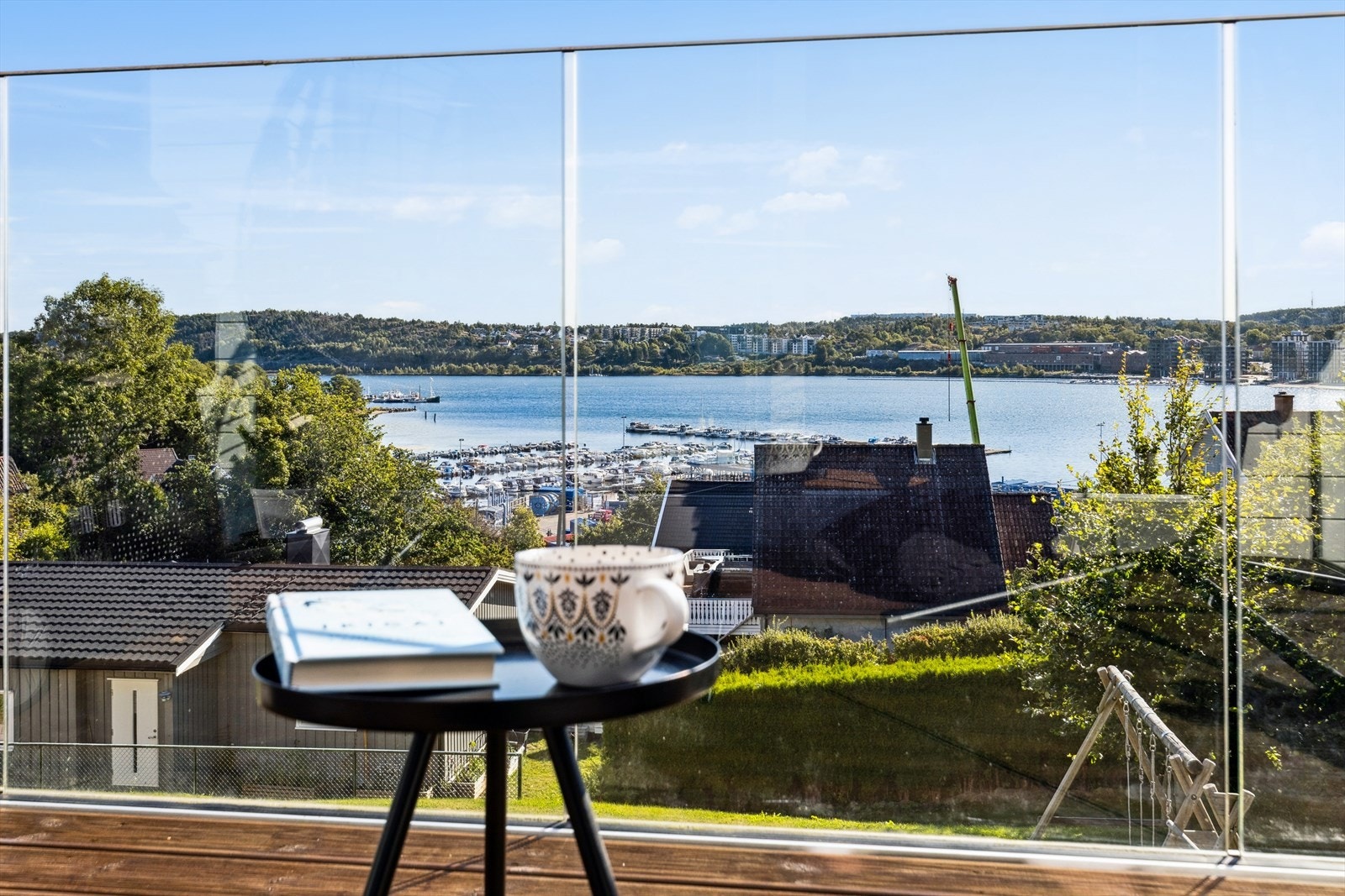 Flott 2-roms fra 2018 med utsikt mot både Mossesundet og Verket - en lys og luftig bolig med karakter Galleribilde