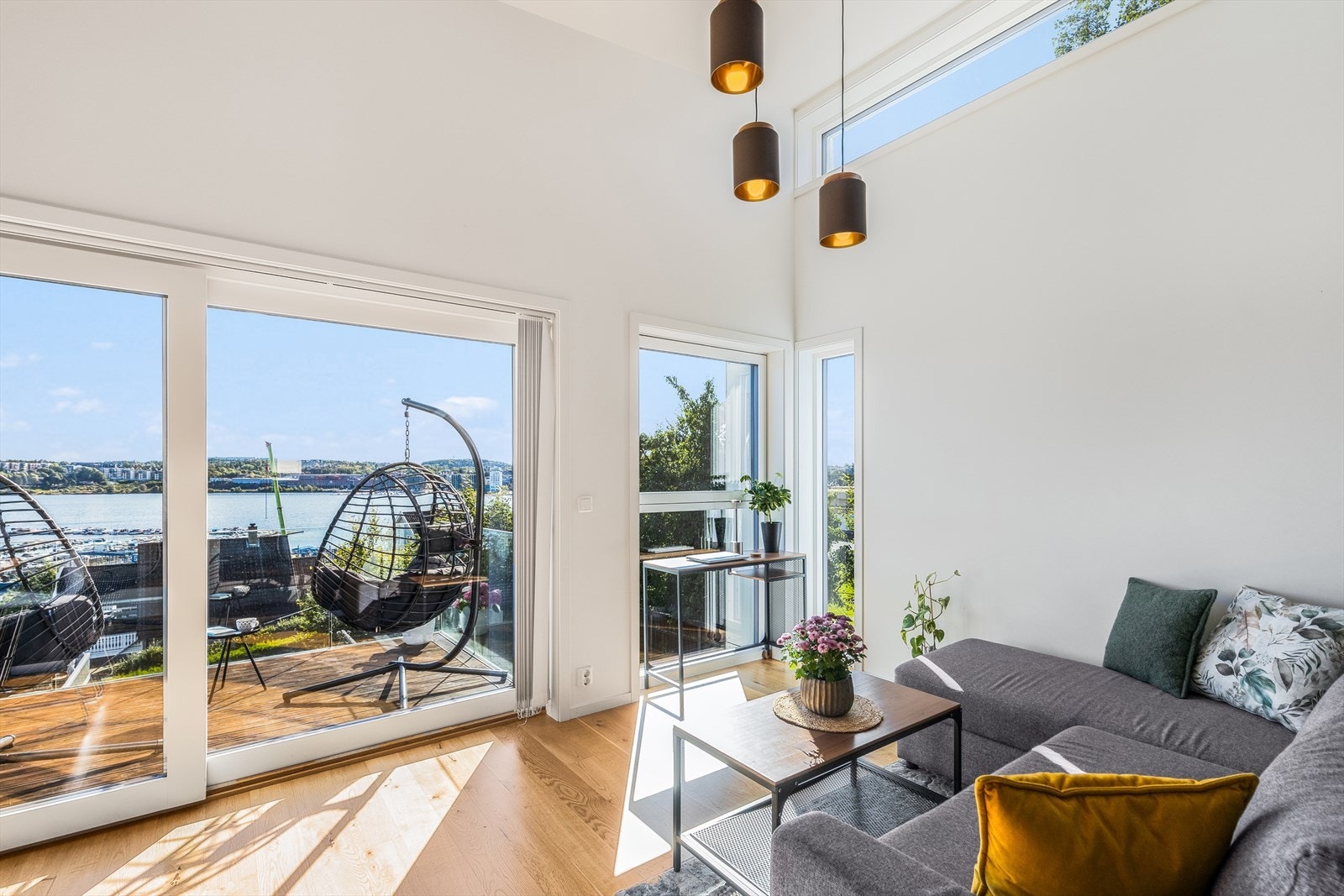 Utsikten kan nytes fra både stuen og kjøkkenet. Med nesten 4-meter takhøyde! Galleribilde