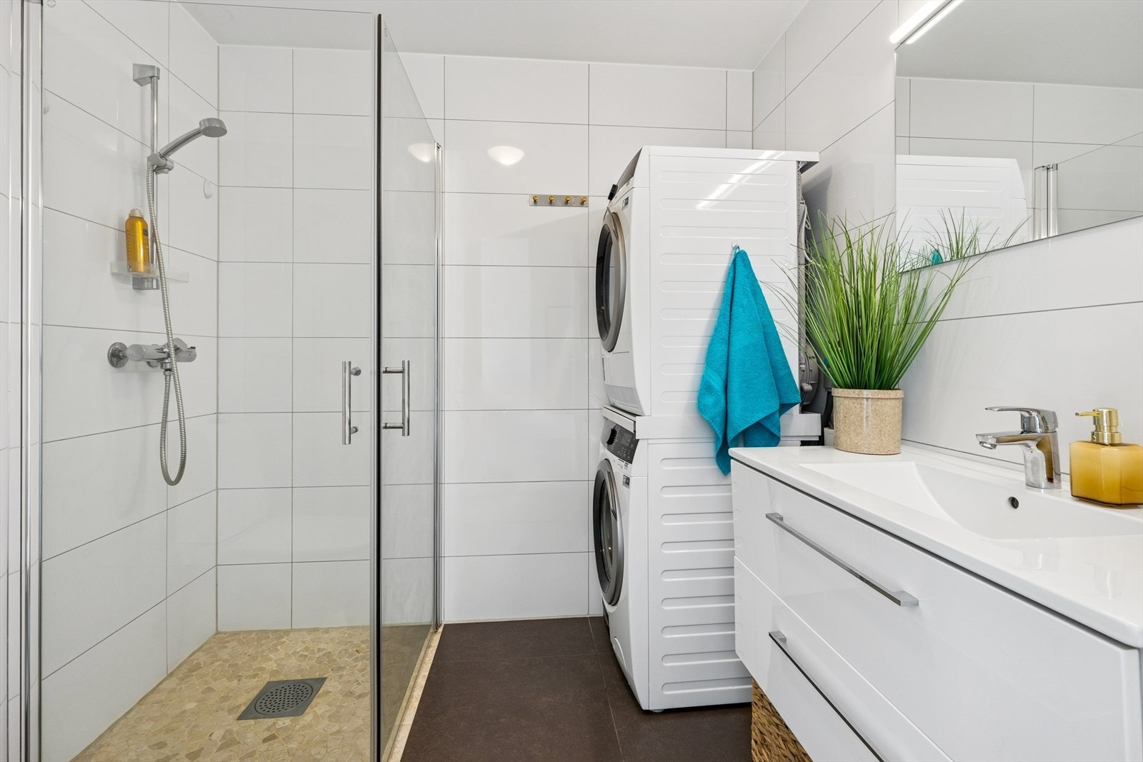 Praktisk bad med opplegg for vaskemaskin og tørketrommel - funksjonelt og gjennomtenkt. Galleribilde