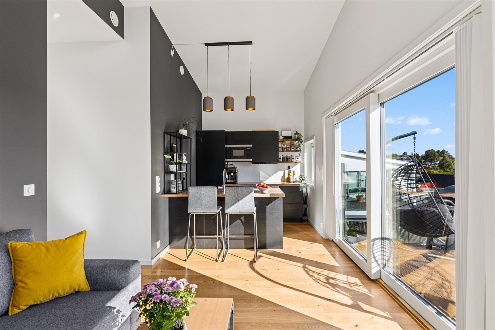 En lys og luftig stue med balkong og utsikt - her bor du godt. Galleribilde