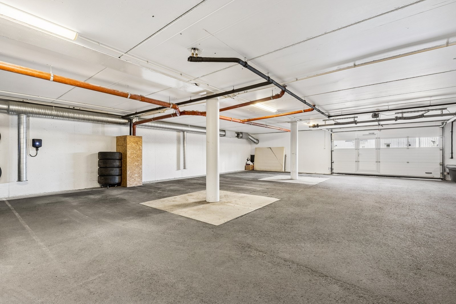 Parkeringsplass med elbillader og romslig bod på ca. 5 kvm medfølger - praktisk og komfortabelt. Galleribilde