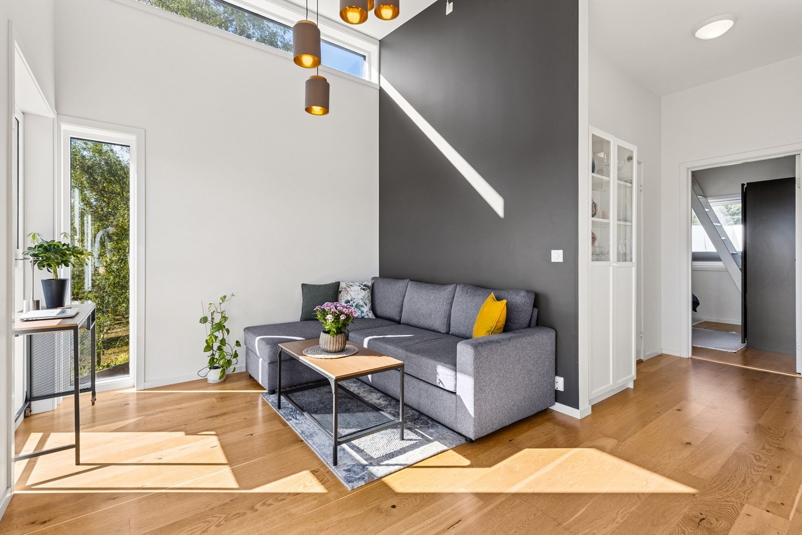 Fantastisk takhøyde på nesten 4 meter i stuen gir en luftig og eksklusiv romfølelse. Galleribilde