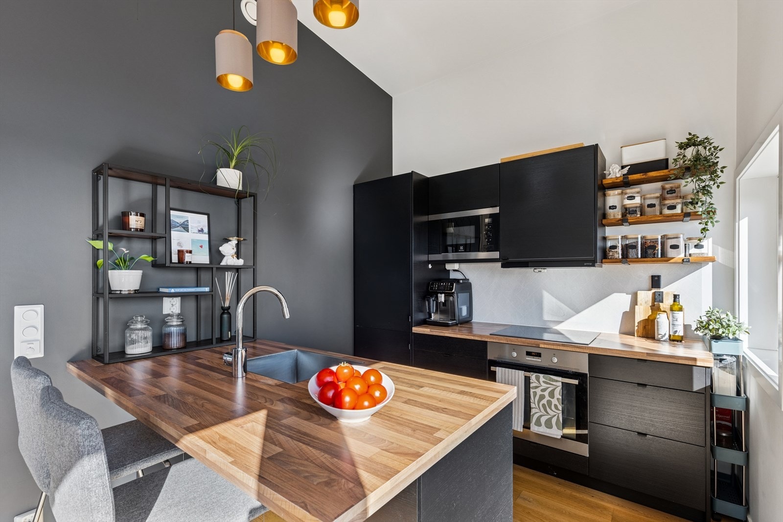 Praktisk kjøkkenøy gir ekstra arbeidsflate og mulighet for barløsning med barkrakker. Avtrekk på kjøkken har fått TG3 i tilstandsrapport, men er nå fikset! Galleribilde