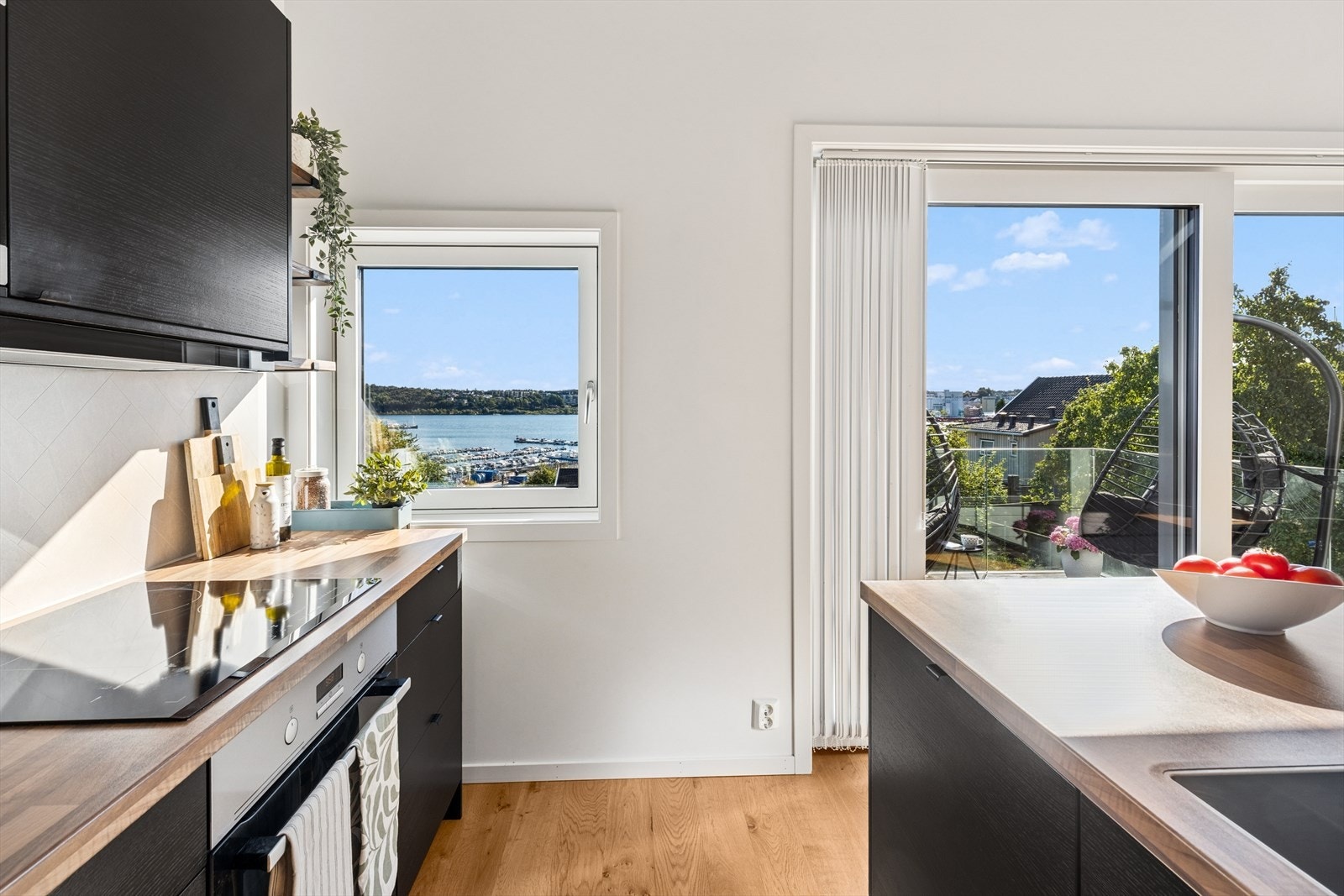 Nyt utsikten fra kjøkkenvinduet imens du lager mat. Galleribilde