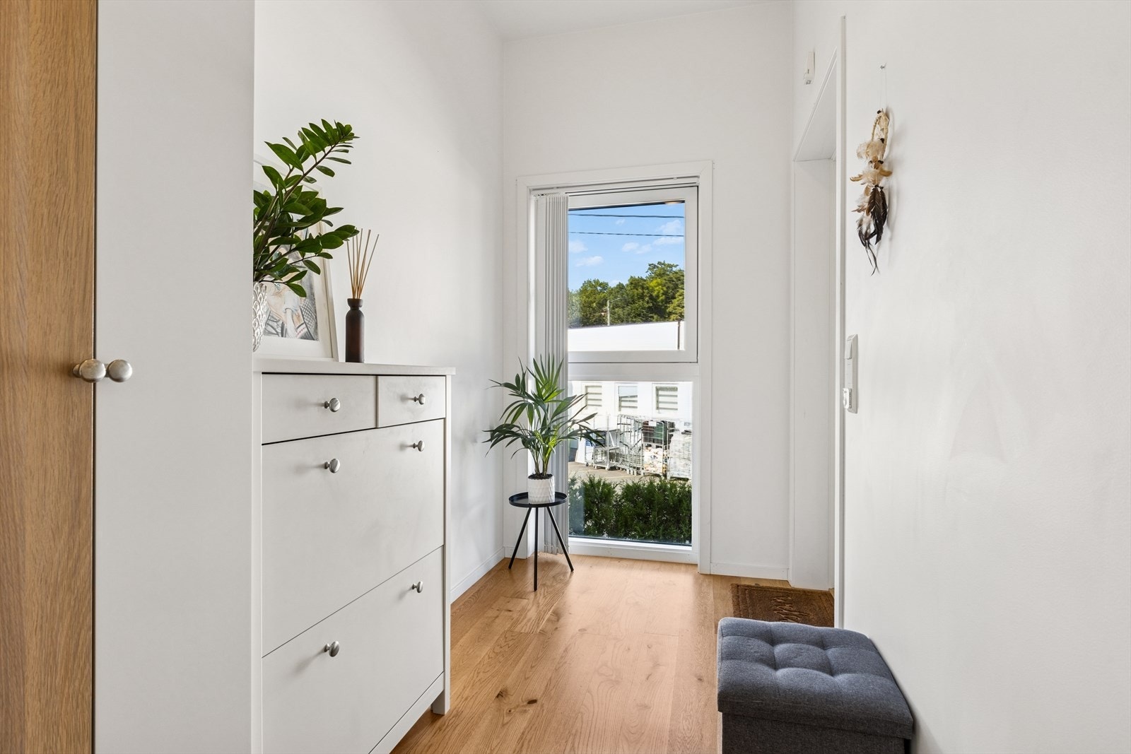 Velkommen inn til denne lyse og innbydende entreen med plass til å henge fra seg ytterklær og sko. Galleribilde