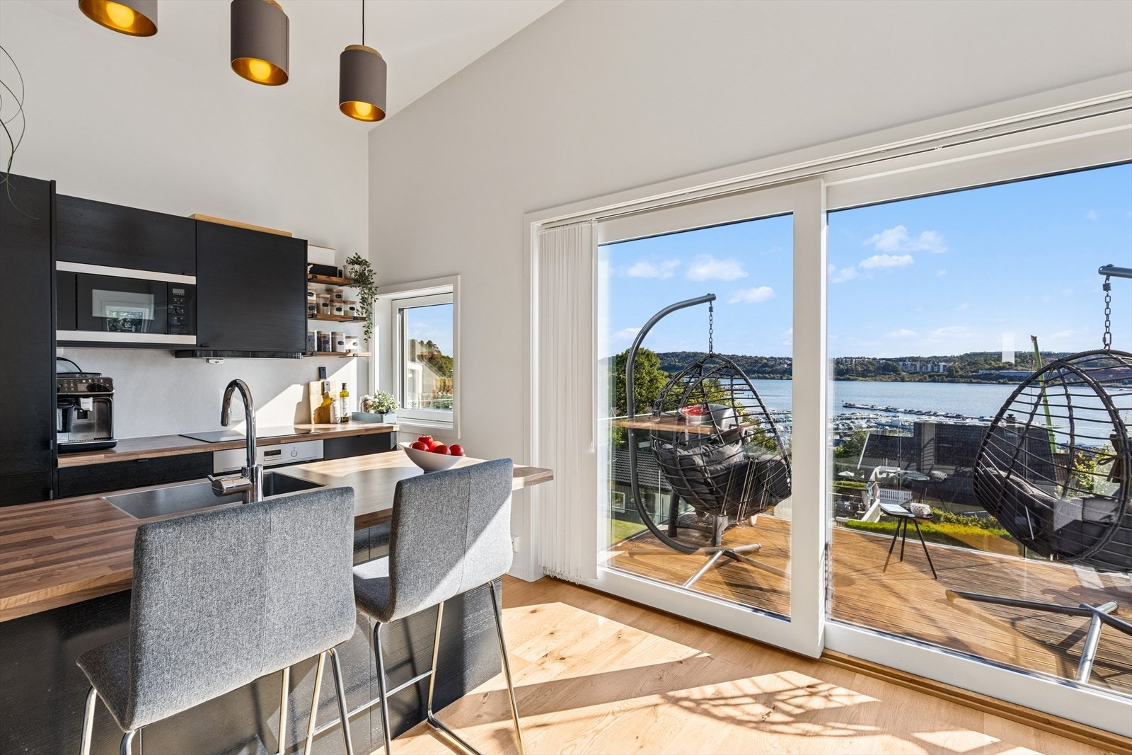 Lys og luftig leilighet med høy himling, fantastisk utsikt og plass i garasjekjeller - her får du det lille ekstra! Galleribilde