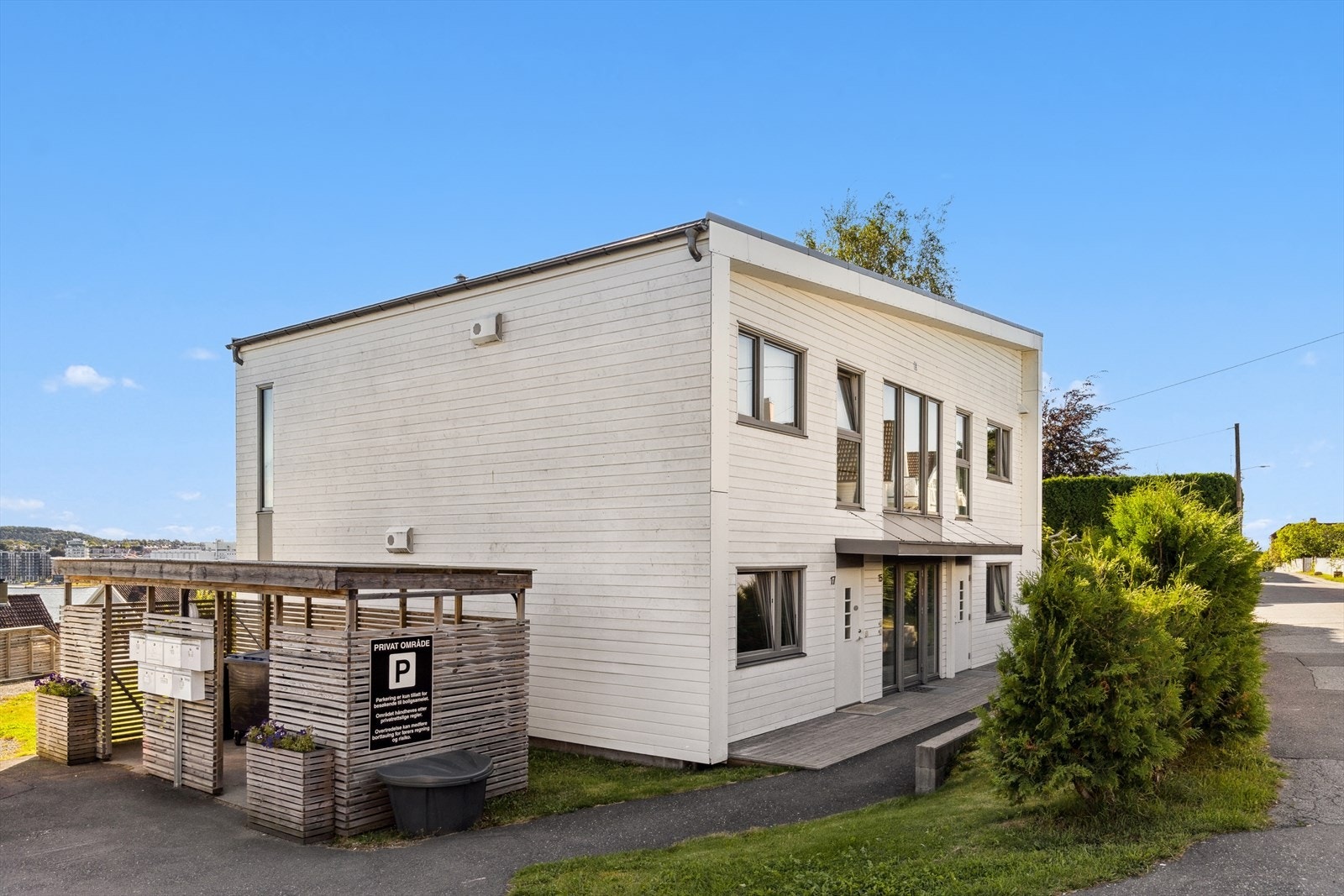 Moderne bygg fra 2018 med stilrent uttrykk og gode fellesarealer. Galleribilde