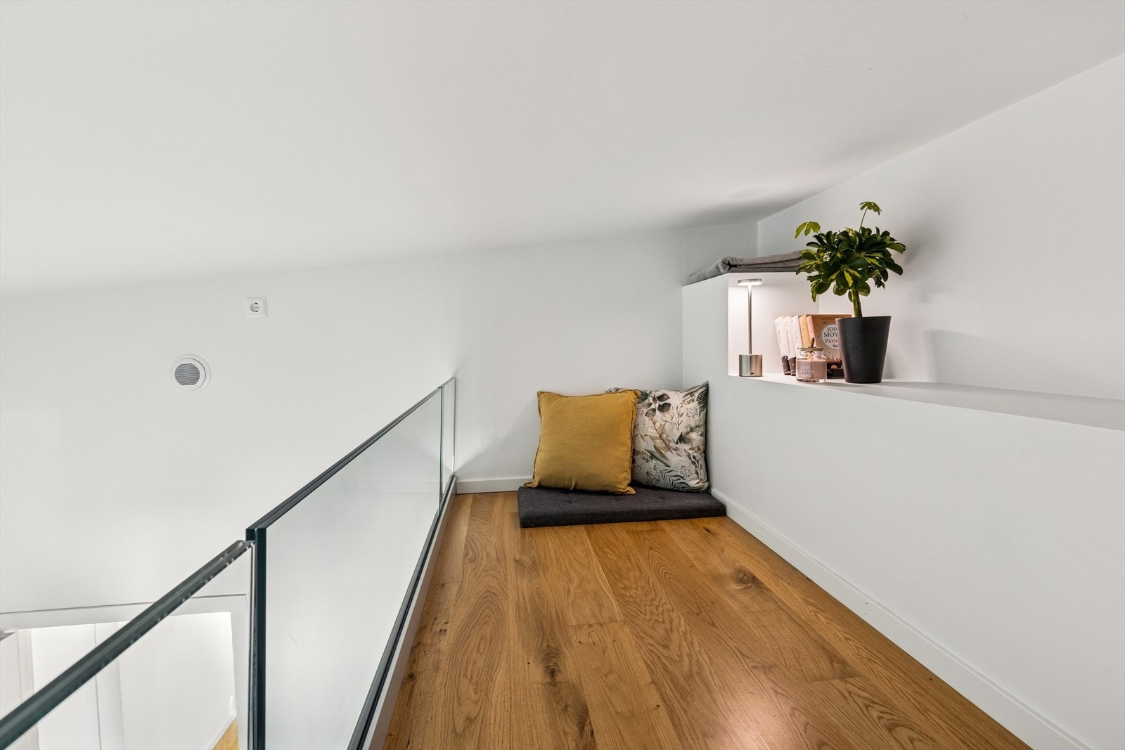 Hemsen gir ekstra plass til oppbevaring, lesekrok eller avslapning - et sjarmerende og funksjonelt tillegg. Galleribilde