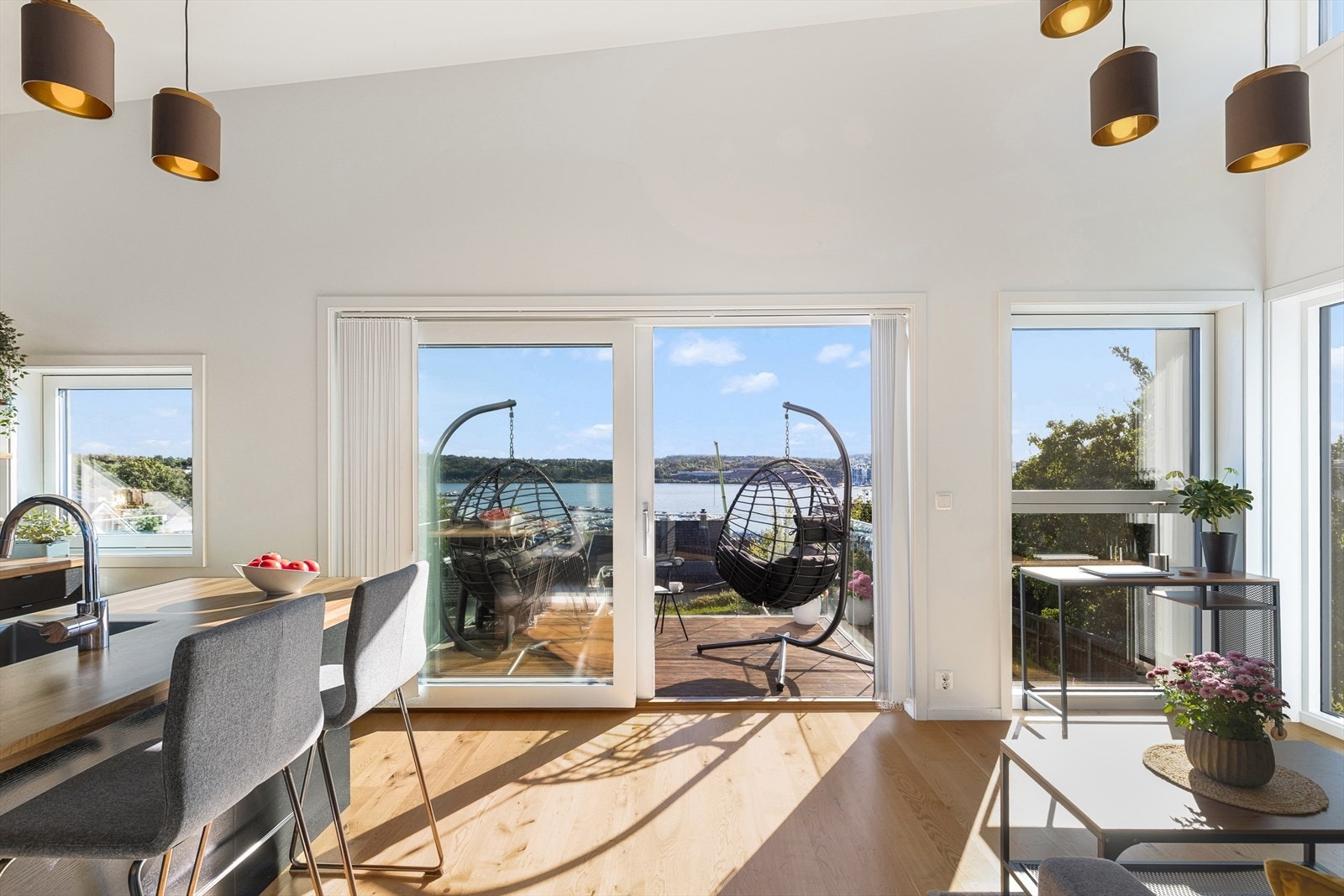 Store vindusflater slipper inn rikelig med dagslys og rammer inn utsikten mot Mossesundet. Galleribilde