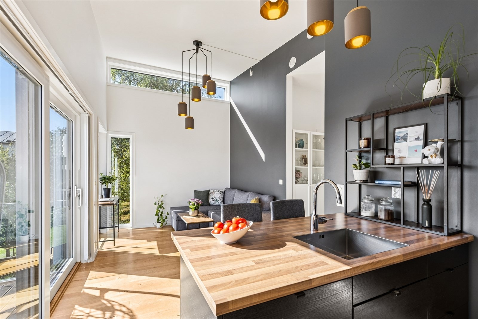 Åpen løsning mot stue gir en sosial og luftig sone - perfekt for både hverdagsliv og gjester. Galleribilde