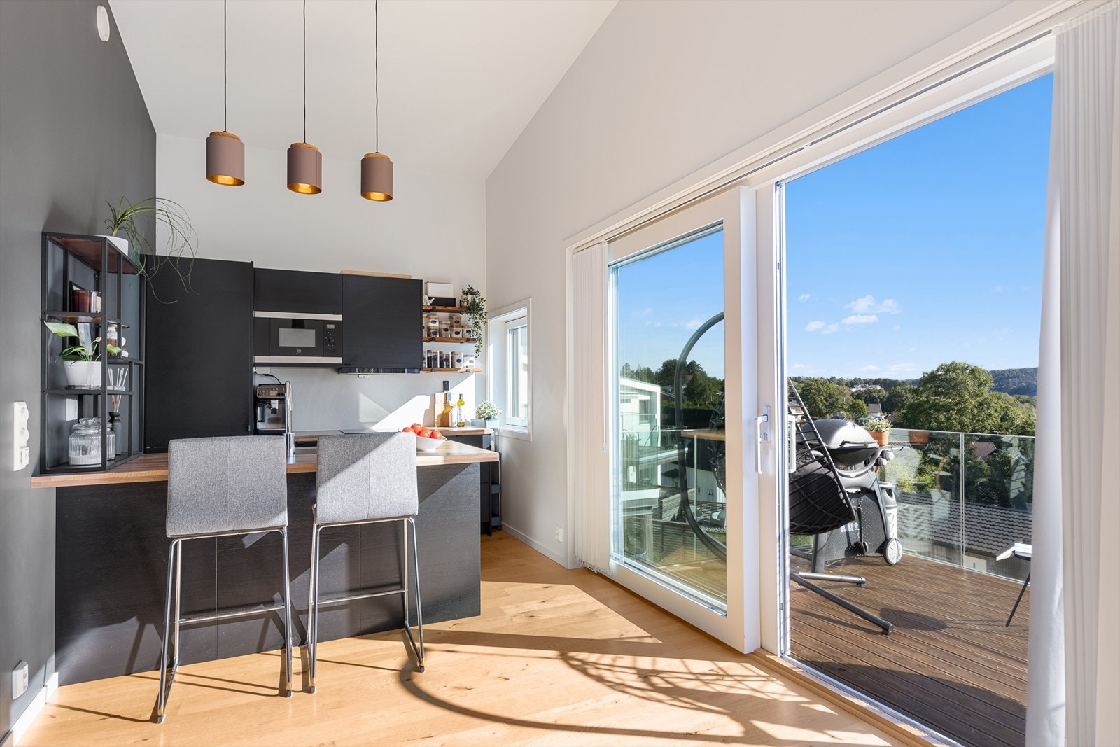 Videre byr leiligheten på et stilrent kjøkken i sort utførelse med glatte fronter og integrerte hvitevarer. Galleribilde