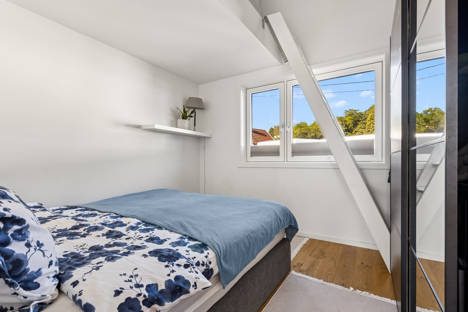 Det er tilgang til hems fra soverommet via en enkel trapp. Galleribilde