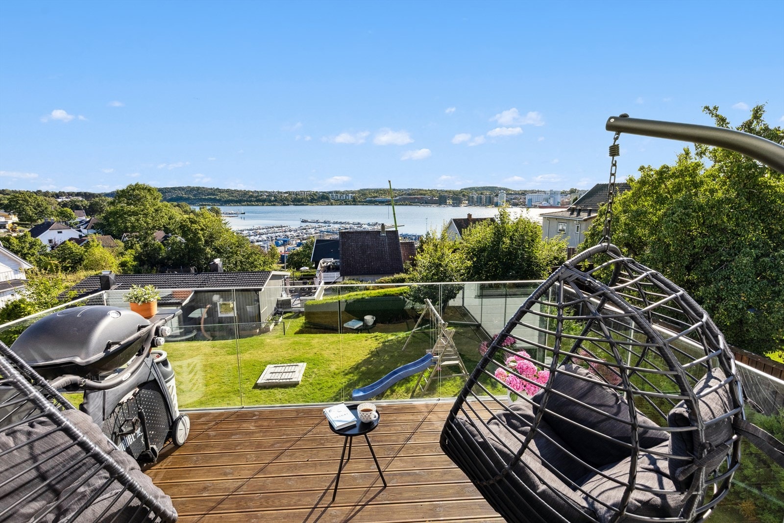 Fra stuen er det utgang til denne trivelige balkongen hvor morgenkaffen og varme dager kan nytes. På Betongen båthavn kan det søkes om medlemskap for leie av båtplass. Galleribilde