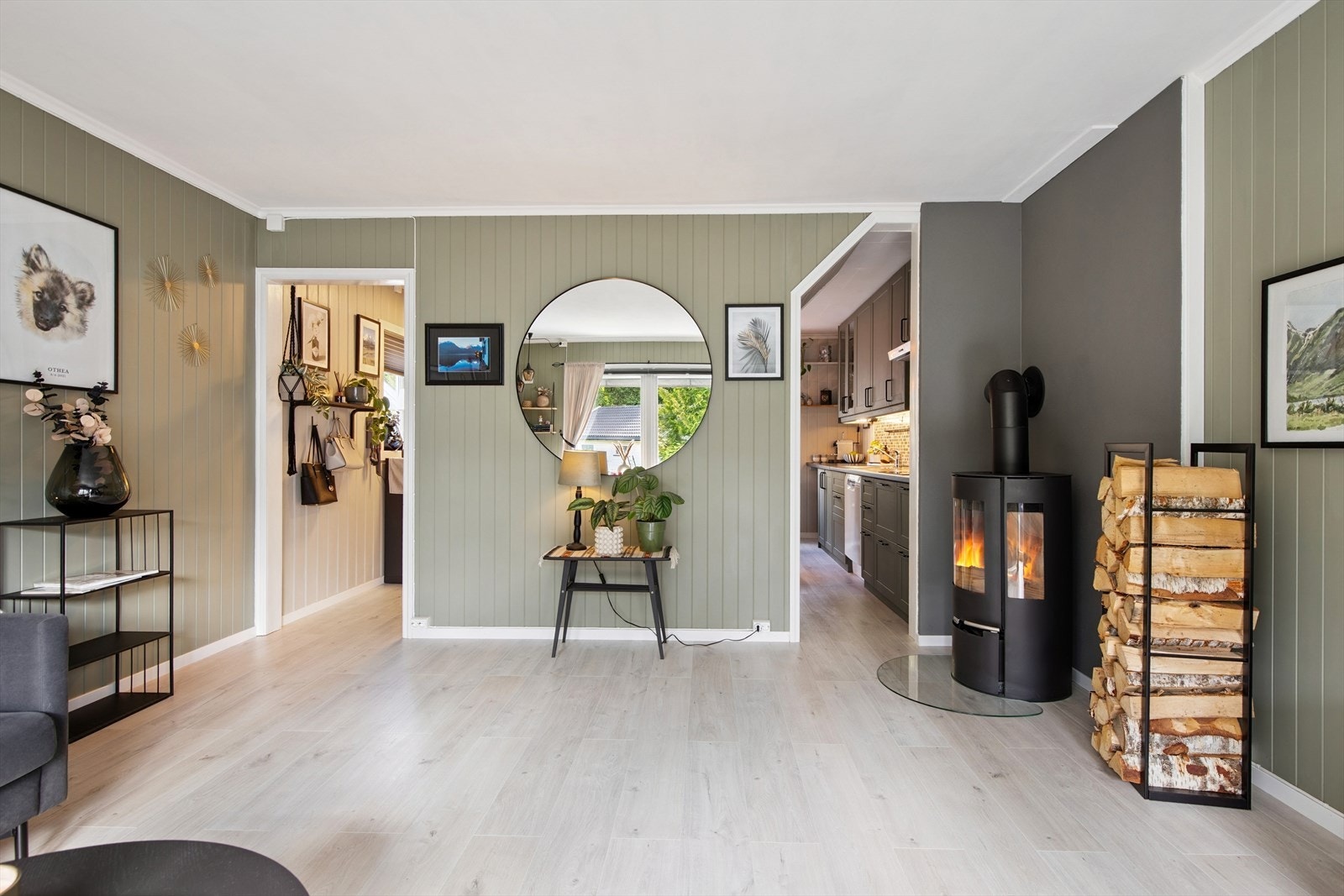 Koselig stue malt i moderne farger, laminatgulv og stilfull peisovn. Galleribilde